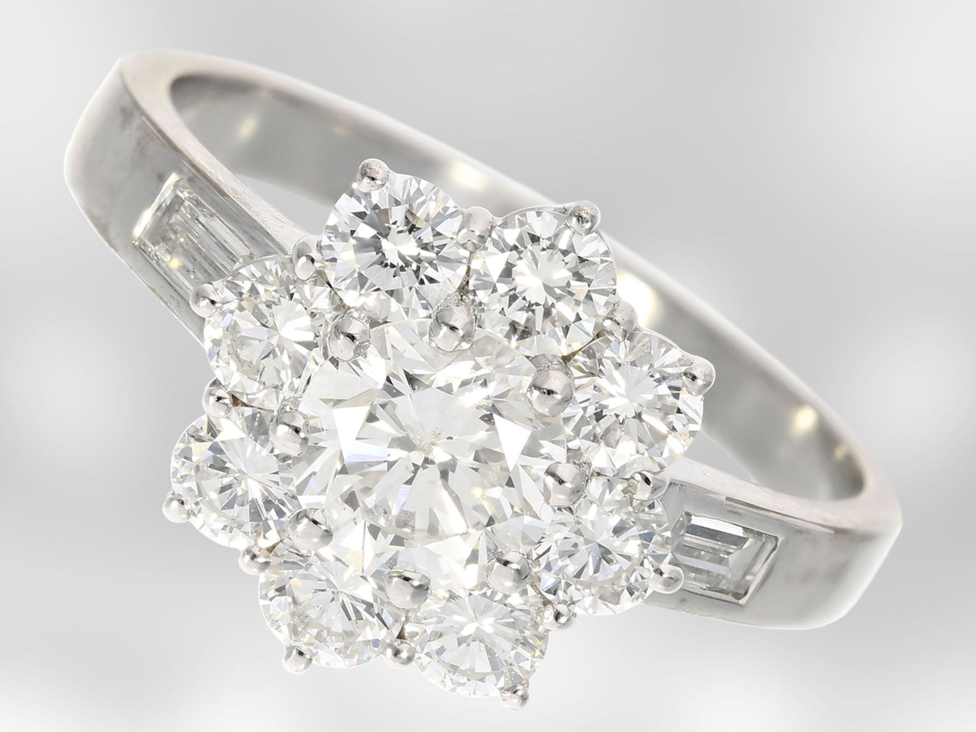 Ring: sehr schöner Blütenring mit Brillantbesatz, insgesamt ca. 2,04ct, 18K Weißgold, Hofjuwelier