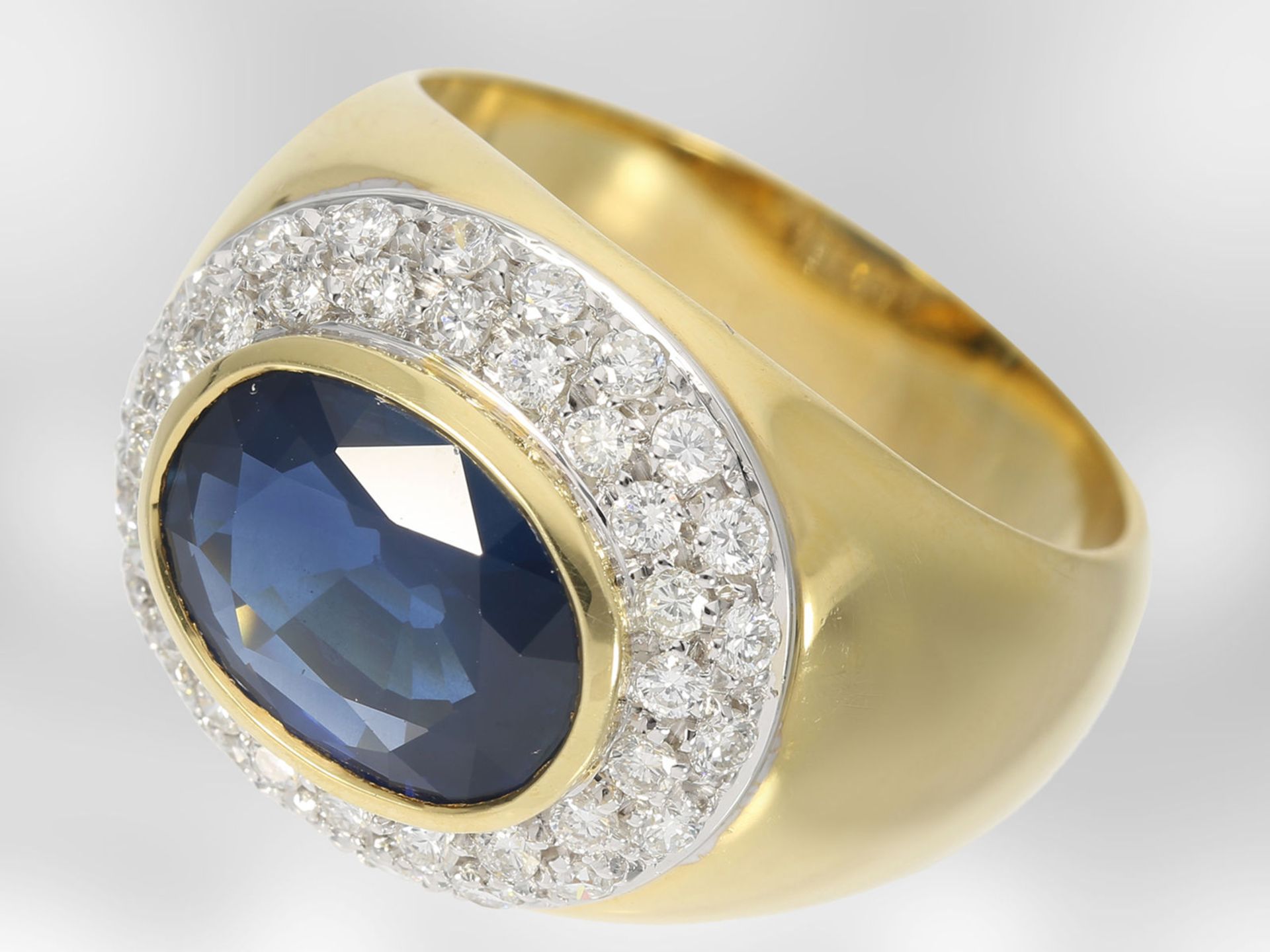 Ring: klassischer hochwertiger Saphirring mit Brillanten, insgesamt ca. 3,3ct, 18K Gold, Hofjuwelier
