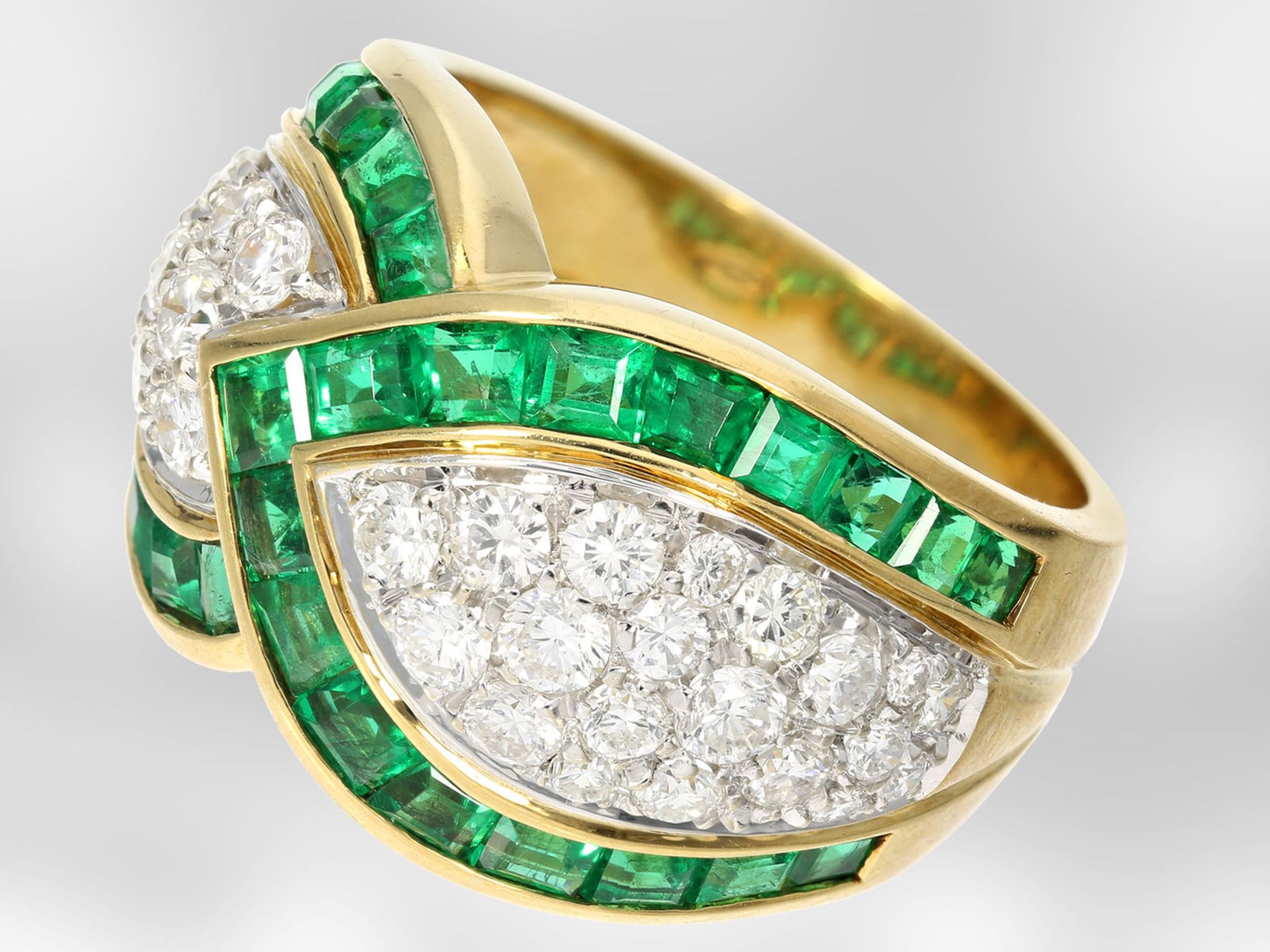 Ring: dekorativer, wertvoller italienischer Designerring mit Smaragden und Brillanten, insges. 3, - Bild 2 aus 3