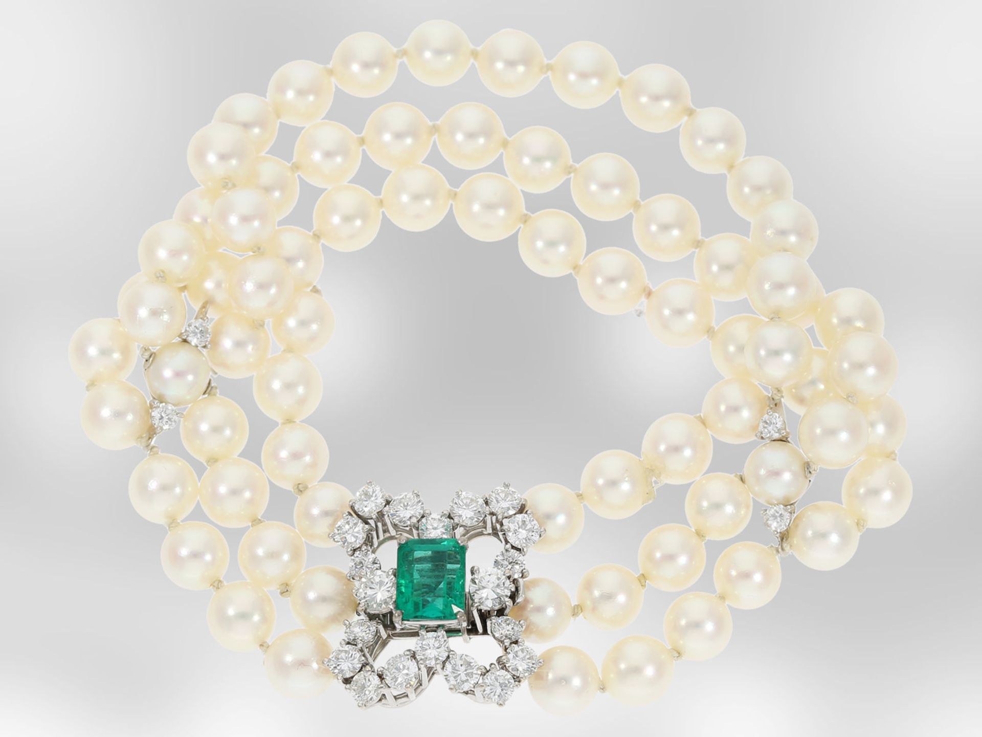 Armband: luxuriöses 3-reihiges Akoya-Zuchtperlen-Armband mit Smaragd und Brillanten, insgesamt ca.