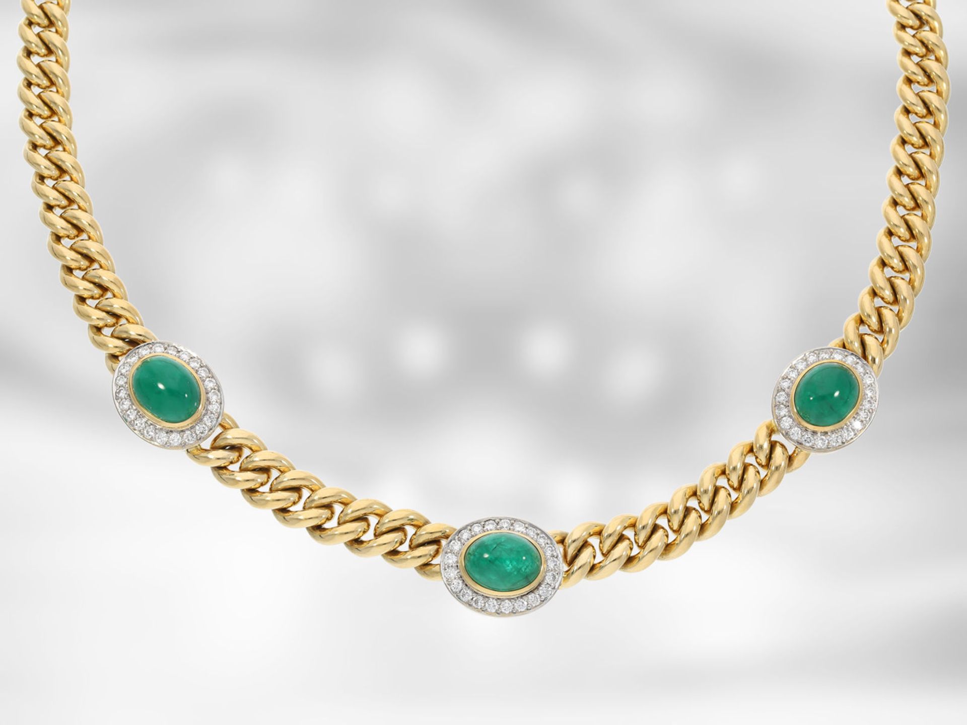 Collier: hochwertiges massives Smaragdcollier mit Brillanten, insgesamt ca. 8,03ct, 18K Gold,