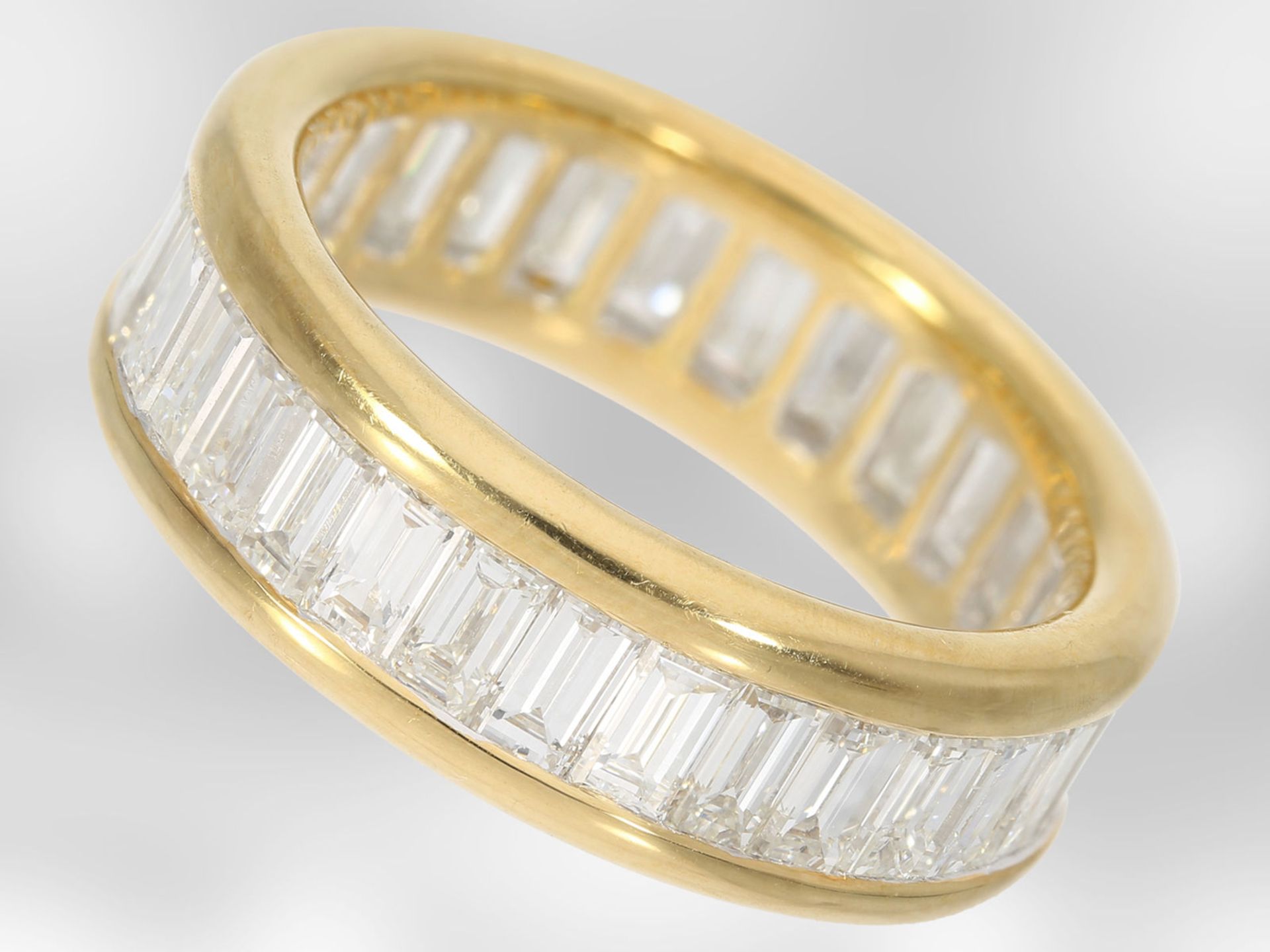 Ring: luxuriöser Memoirering mit sehr hochwertigem Diamantbesatz, insgesamt. 4,34ct, 18K GelbgoldCa.