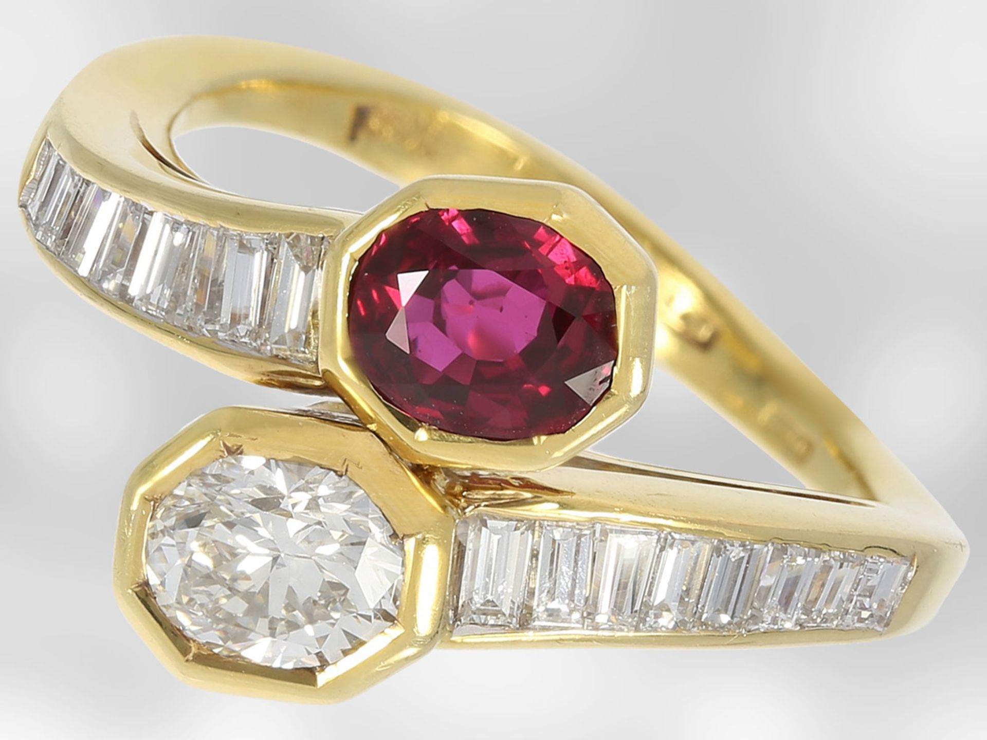 Ring: italienischer Designerring mit Rubin und Diamanten, insgesamt ca. 2,31ct, 18K Gold, teurer - Image 2 of 4