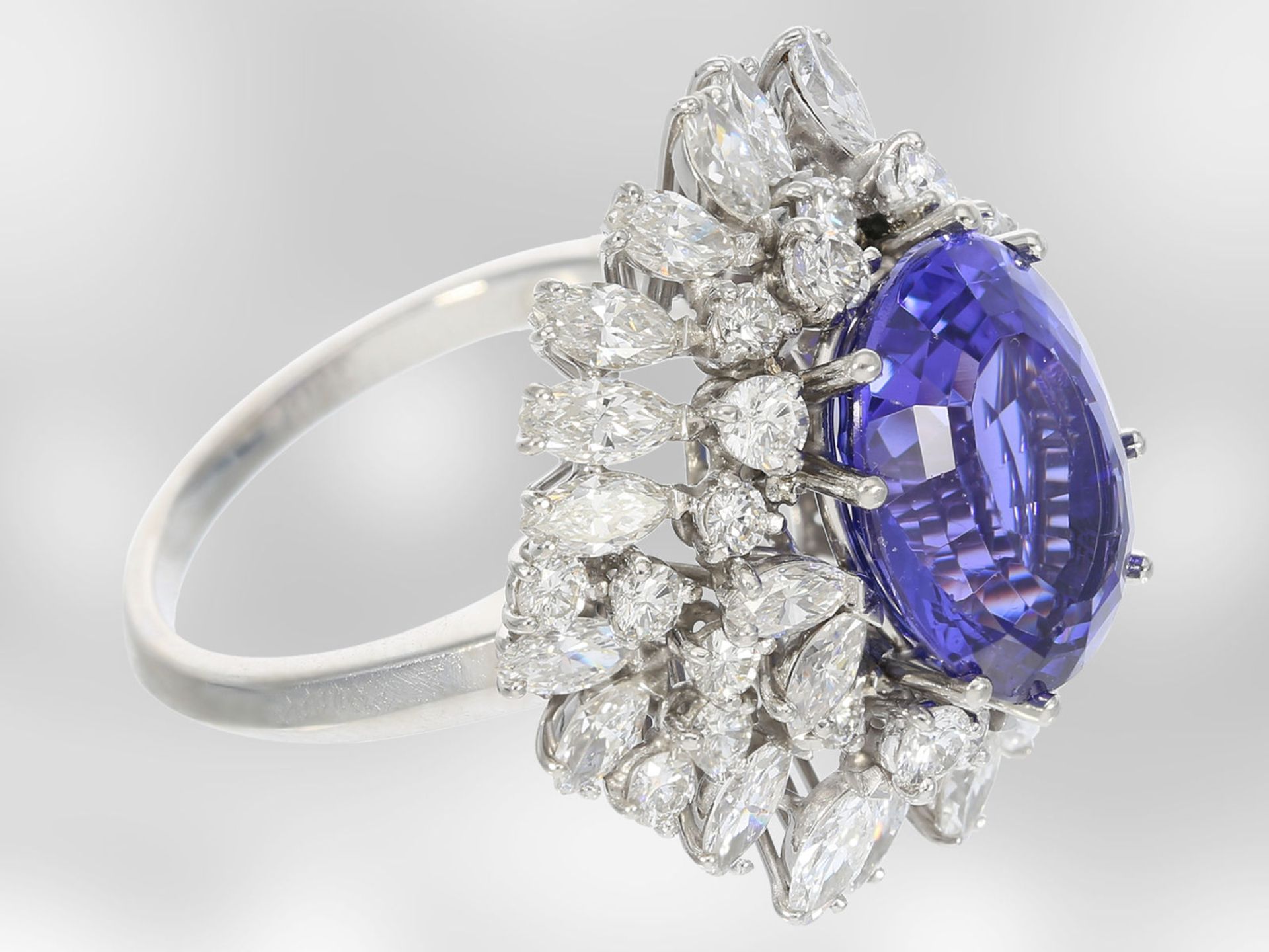 Ring: exklusiver und ausgesprochen schöner Tansanit/Diamant-Goldschmiedering aus Platin, insgesamt - Bild 3 aus 4