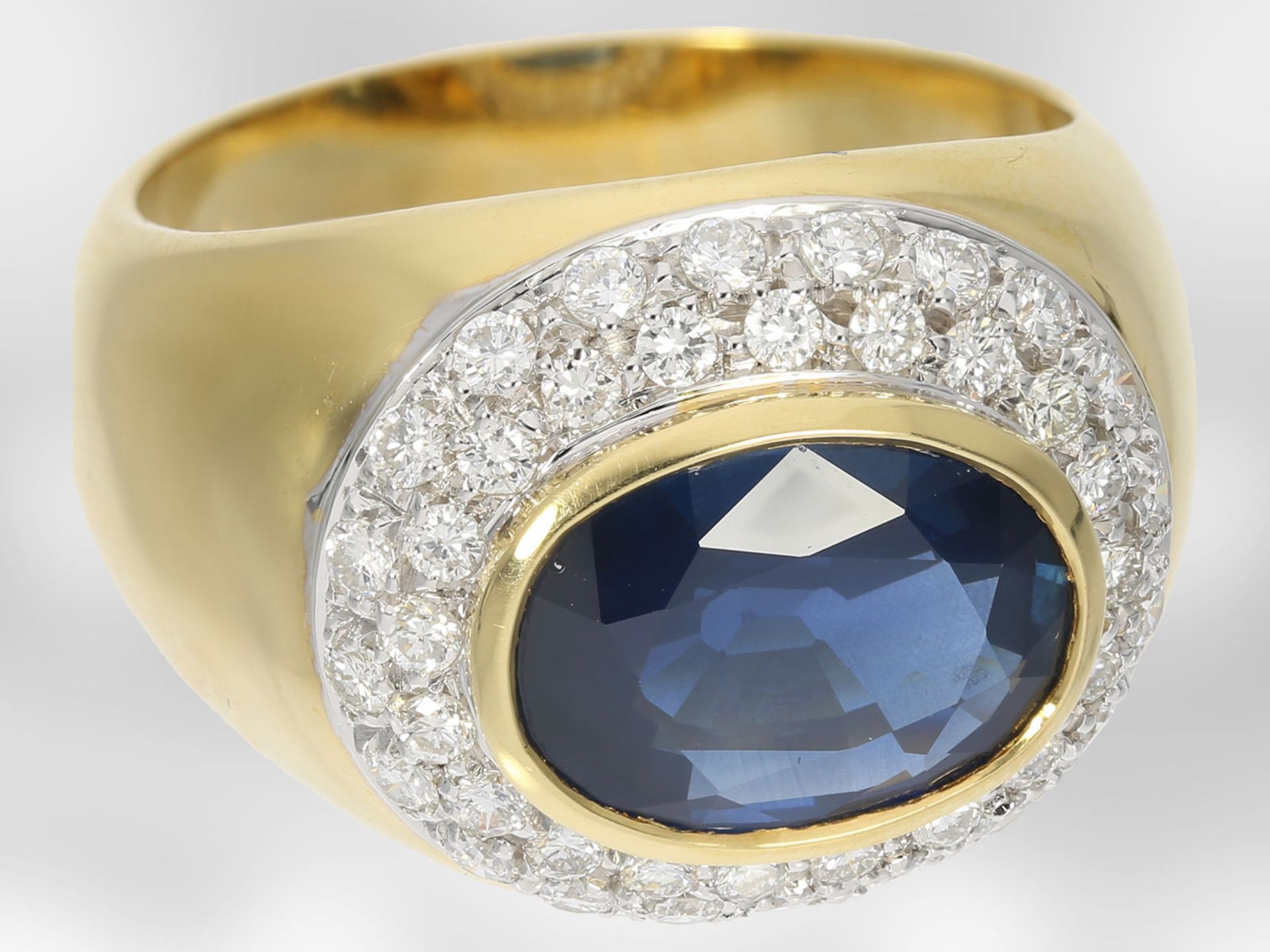 Ring: klassischer hochwertiger Saphirring mit Brillanten, insgesamt ca. 3,3ct, 18K Gold, Hofjuwelier - Bild 2 aus 4