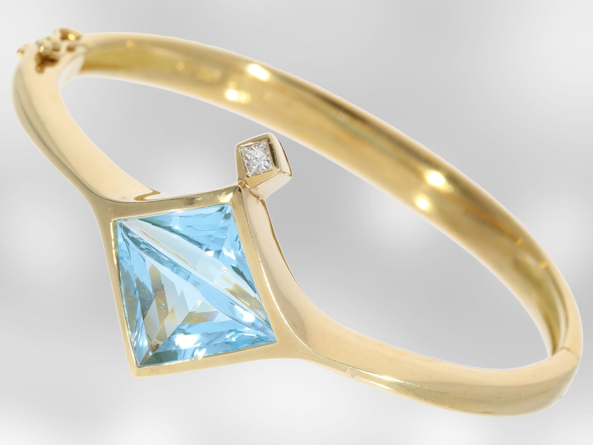 Armband/Armreif: hochwertiger Designer-Armreif mit großem Topas im Fantasieschliff und Diamant, - Bild 3 aus 5