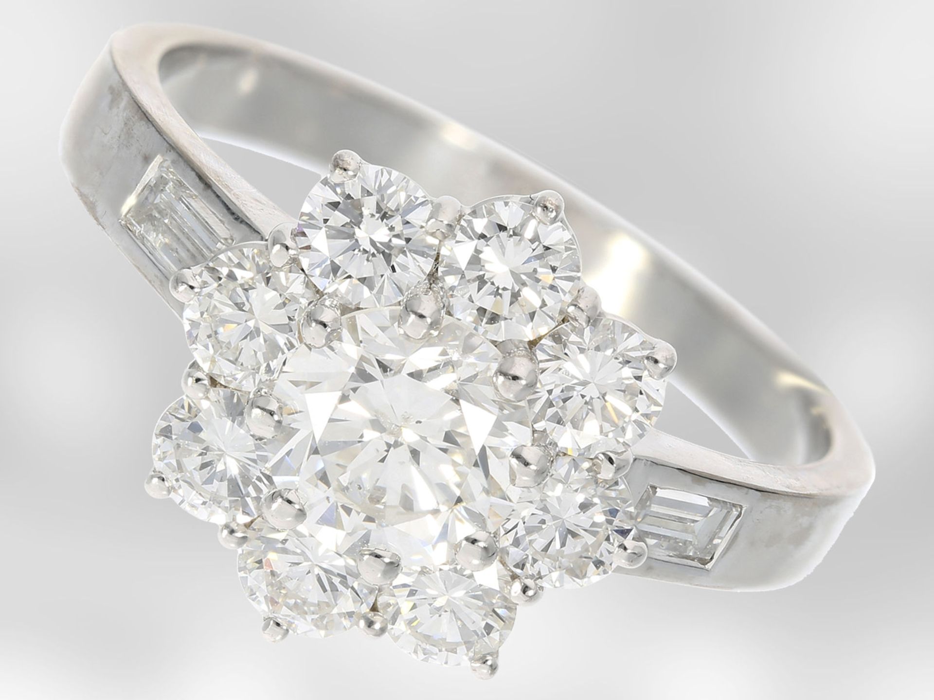 Ring: sehr schöner Blütenring mit Brillantbesatz, insgesamt ca. 2,04ct, 18K Weißgold, Hofjuwelier - Bild 2 aus 4