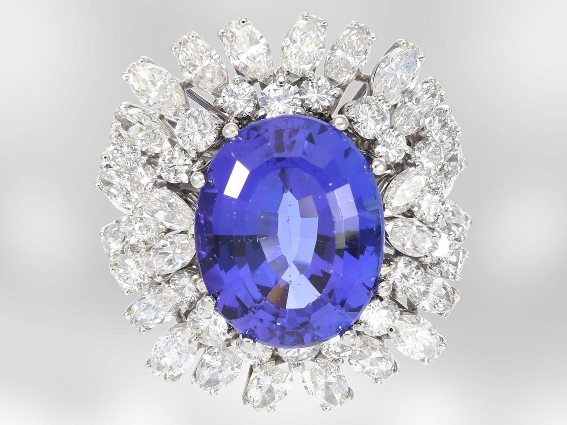 Ring: exklusiver und ausgesprochen schöner Tansanit/Diamant-Goldschmiedering aus Platin, insgesamt