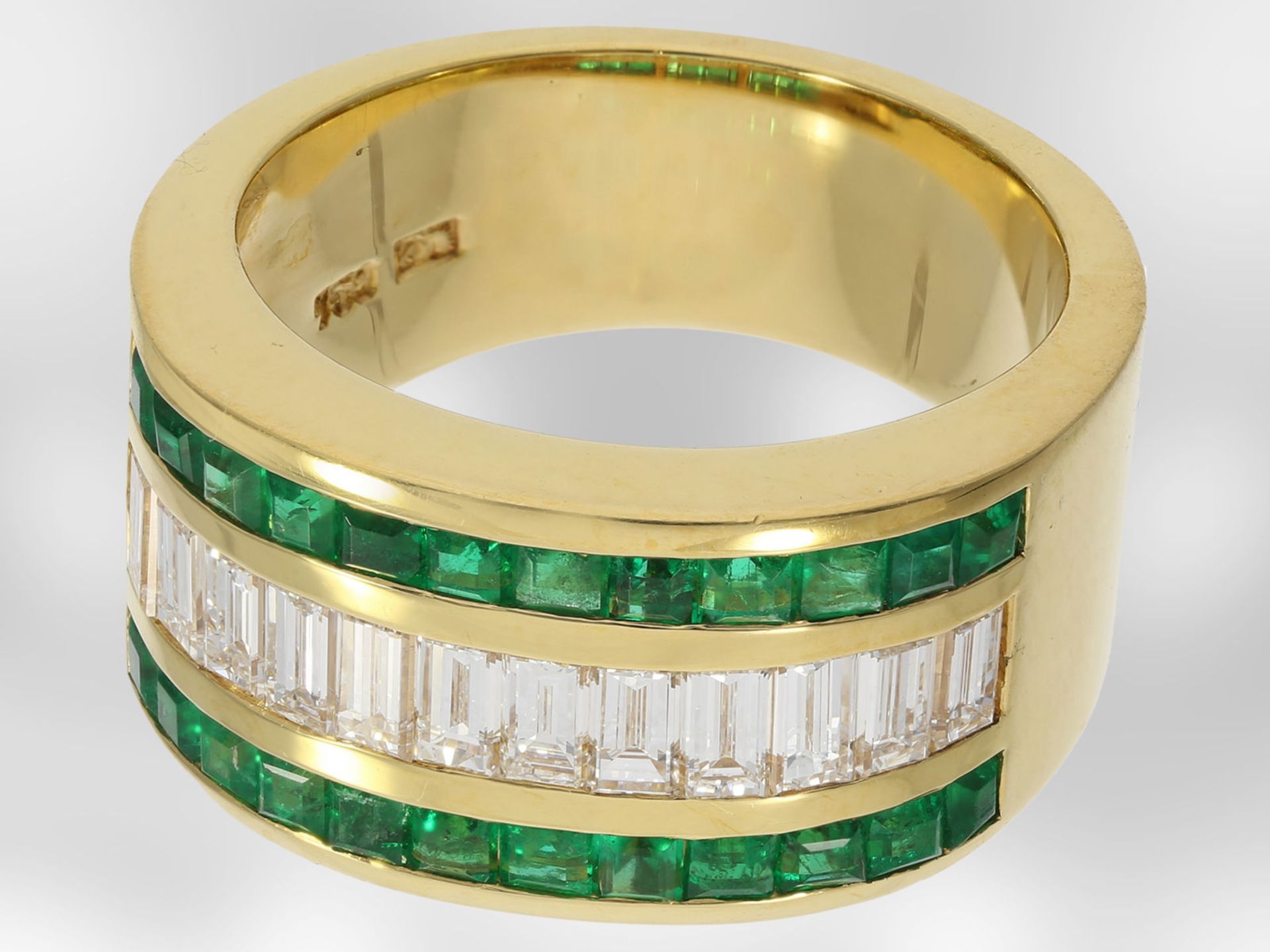 Ring: dekorativer breiter Gelbgoldring mit Smaragden und feinsten Diamanten, insgesamt ca. 2,47ct, - Bild 2 aus 3