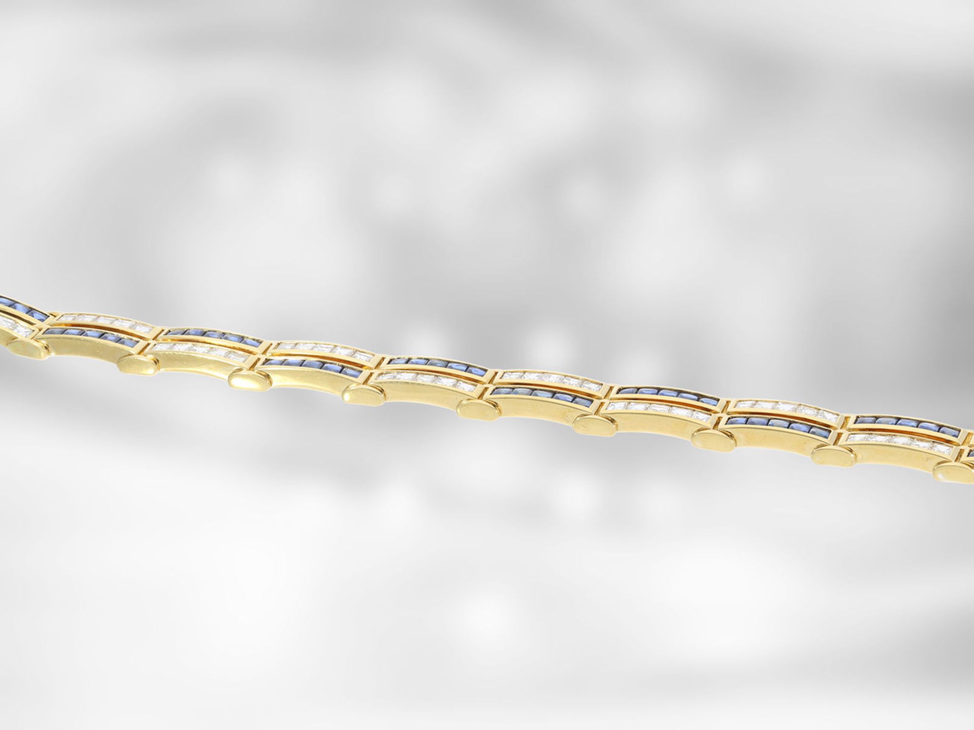 Armband: ausgefallenes und reichhaltig besetztes Saphir/Diamant-Goldschmiedearmband aus 18K Gold, - Bild 4 aus 5