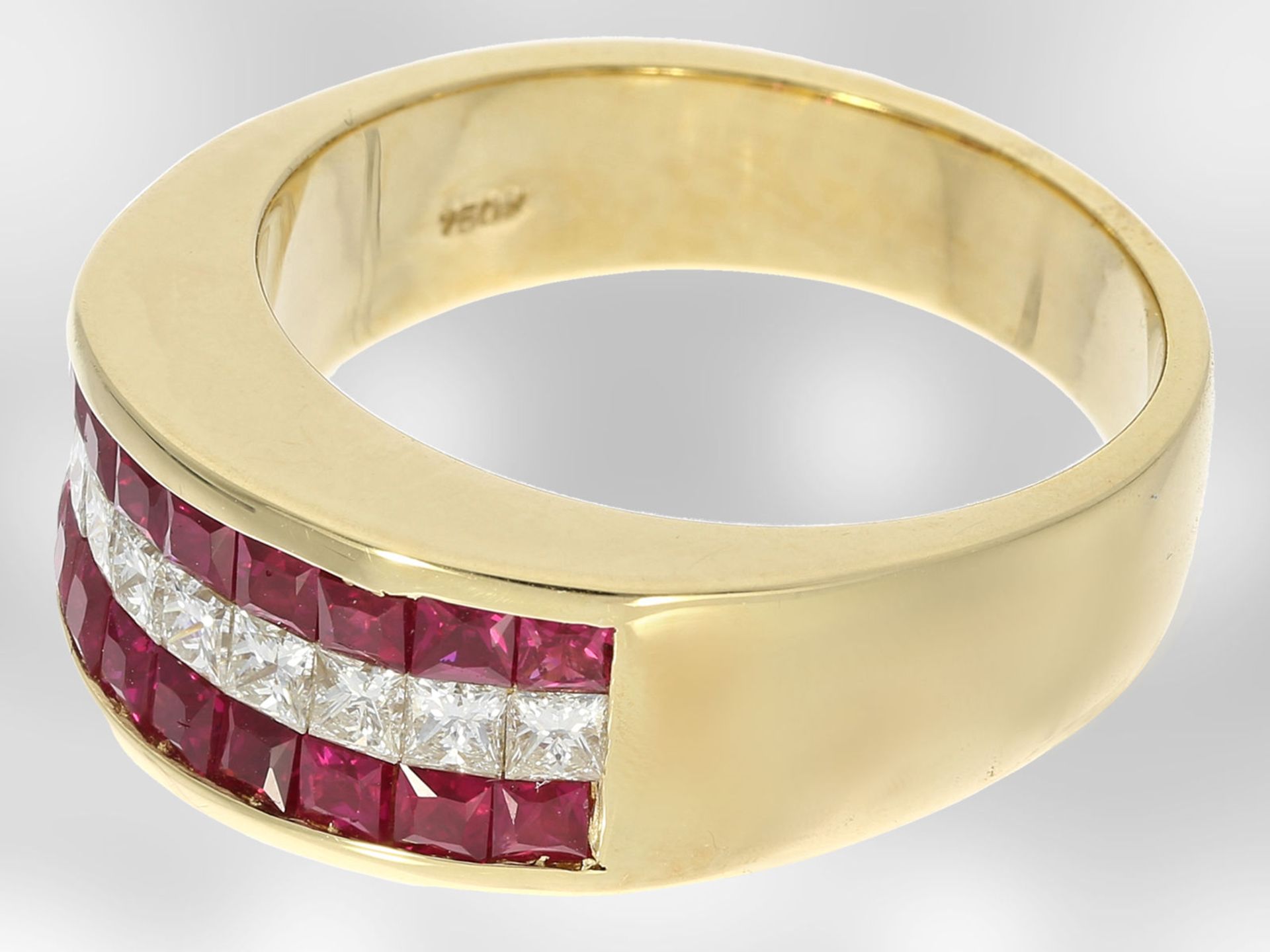 Ring: attraktiver gelbgoldener Rubin-/Diamantring, insgesamt ca. 1,24ct, 18K Gold, Hofjuwelier - Bild 2 aus 3