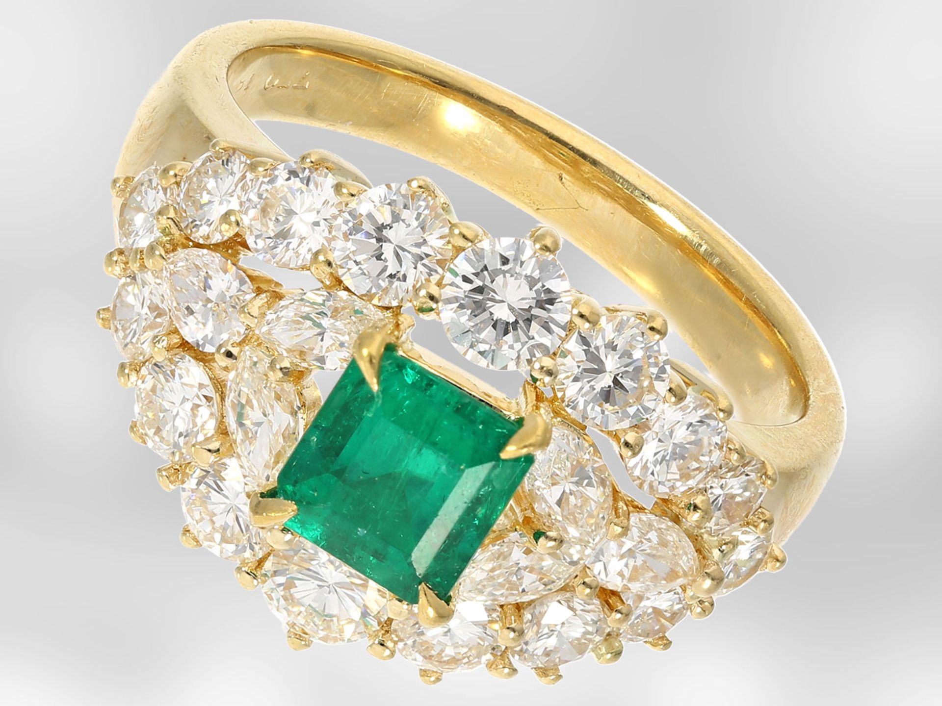 Ring: sehr schöner Smaragd-/Diamantring, insgesamt ca. 2,34ct, 18K Gelbgold - Bild 2 aus 4
