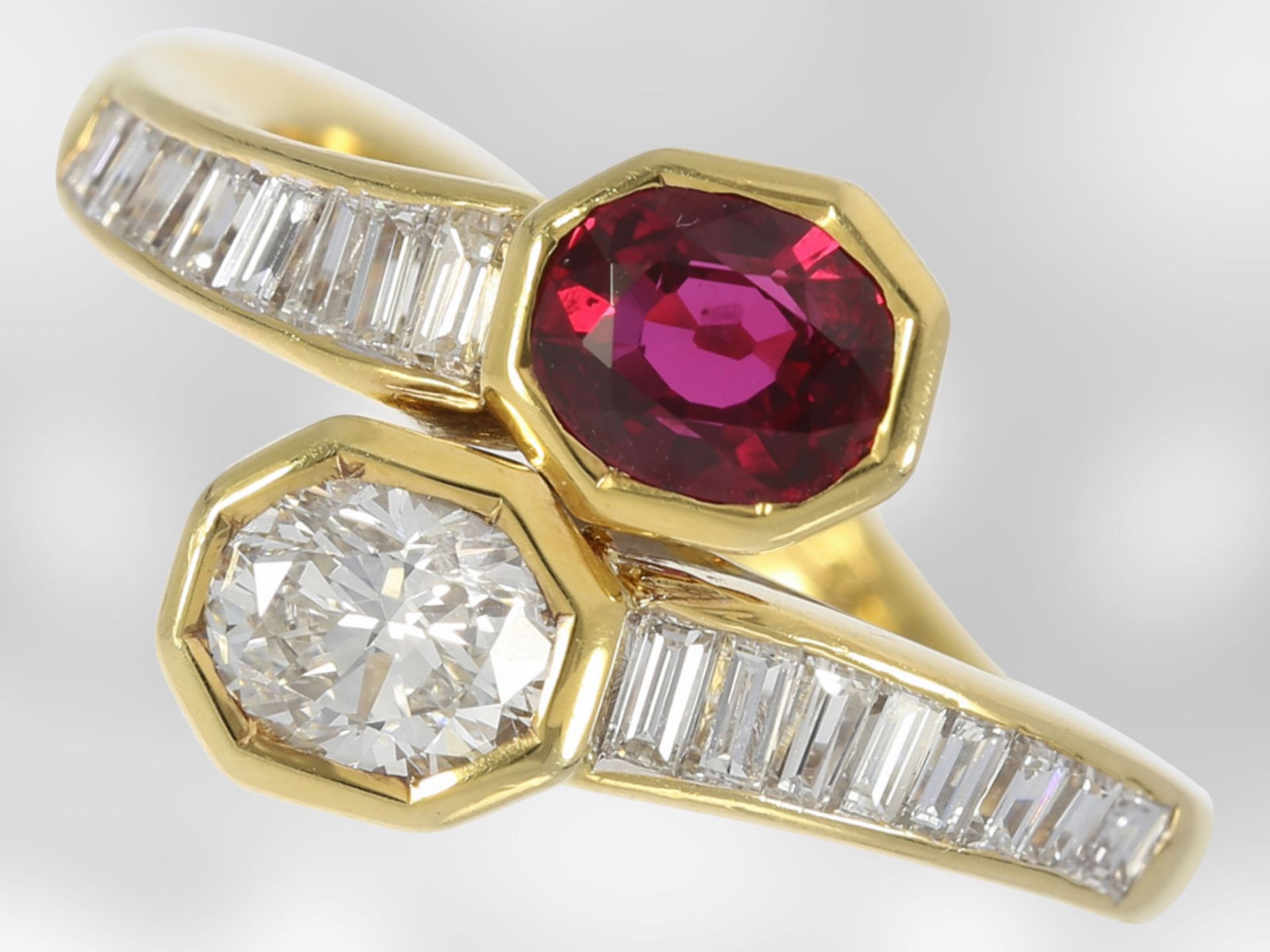 Ring: italienischer Designerring mit Rubin und Diamanten, insgesamt ca. 2,31ct, 18K Gold, teurer