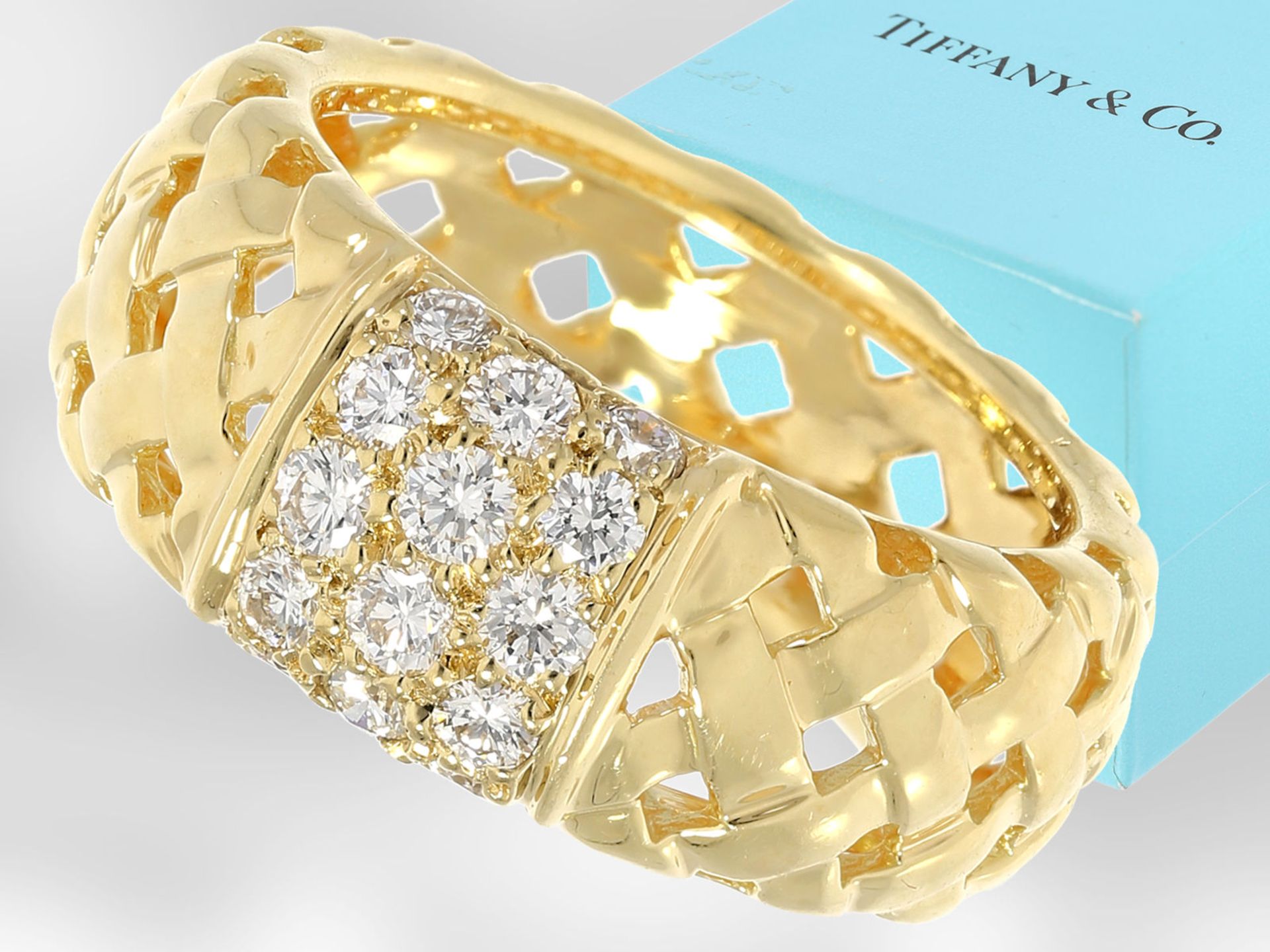 Ring: moderner und sehr hochwertiger Brillant-Goldschmiedering aus dem Hause Tiffany & Co., "