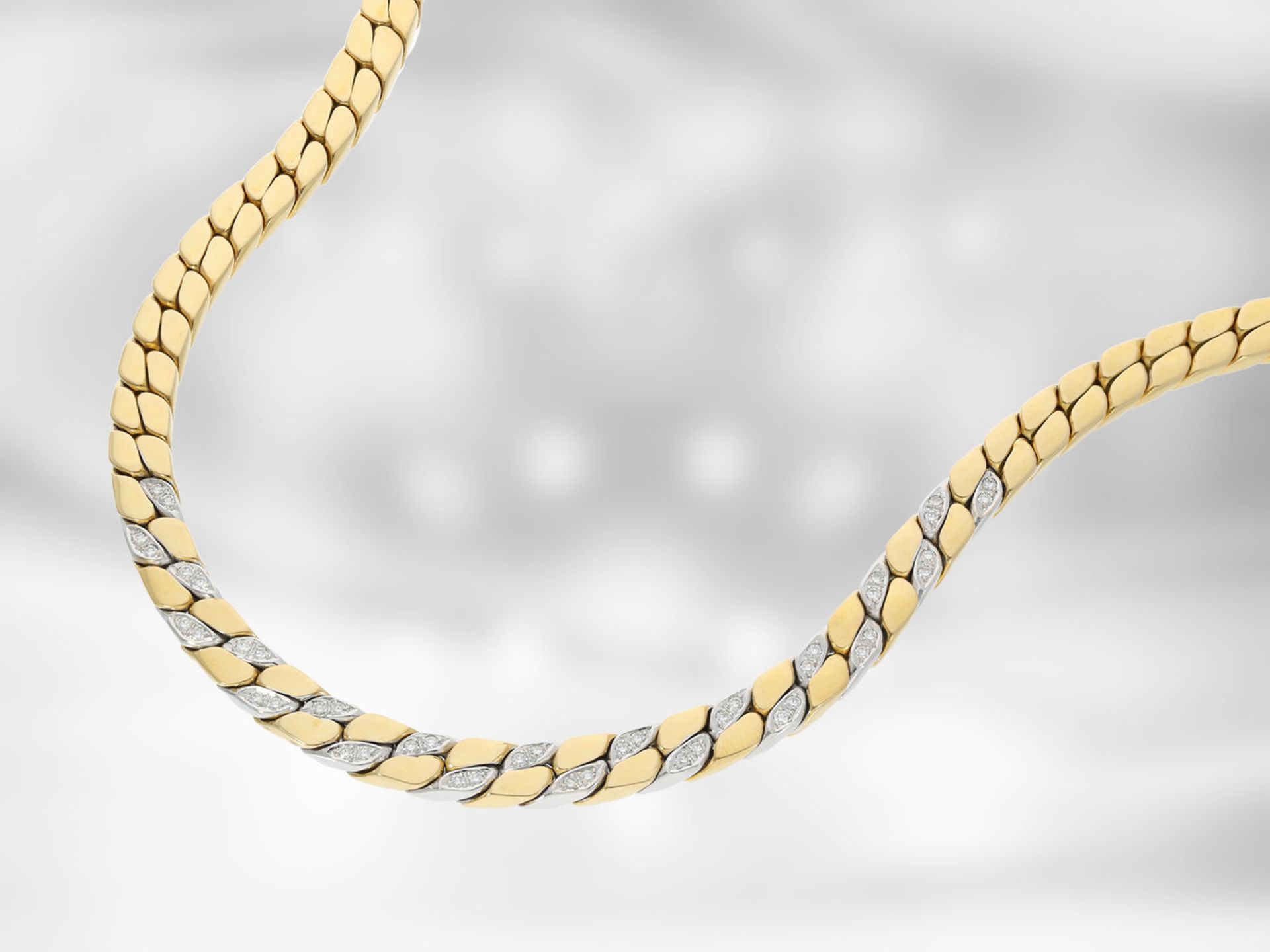 Kette/Collier: massives Flachpanzercollier mit Brillanten, 18K Gold, Goldschmiedehandarbeit