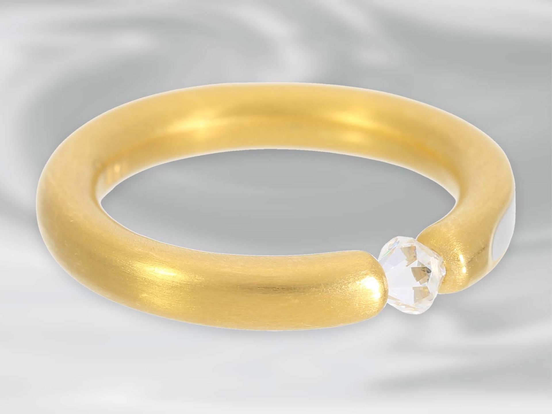 Ring: moderner, massiver Spannring mit einem speziellen Diamanten, ca. 0,39ct, 950er Platin und 21, - Bild 2 aus 3