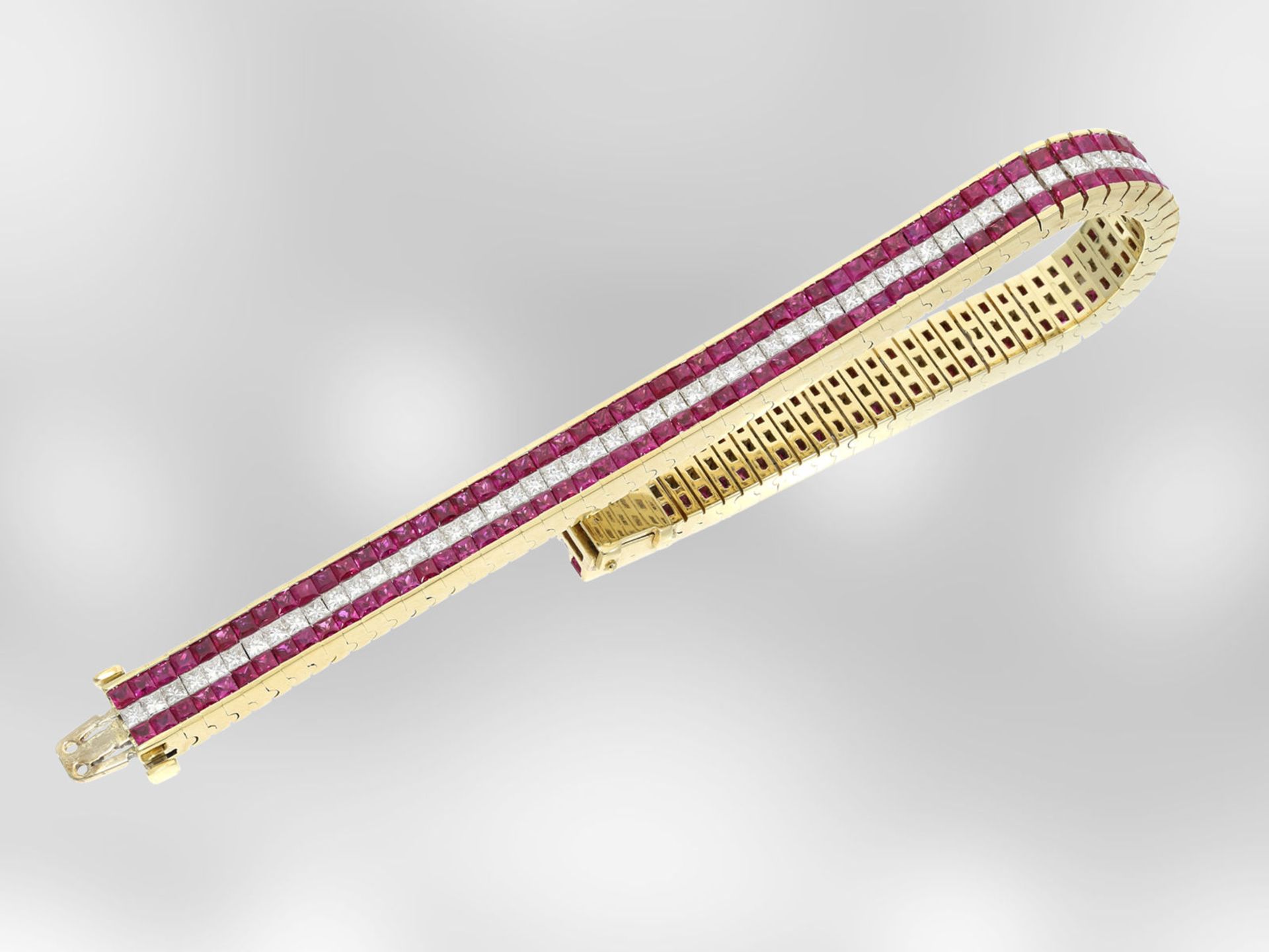 Armband: hochkarätiges Gelbgoldarmband vollständig mit feinen Rubinen und Diamanten besetzt, - Bild 2 aus 4