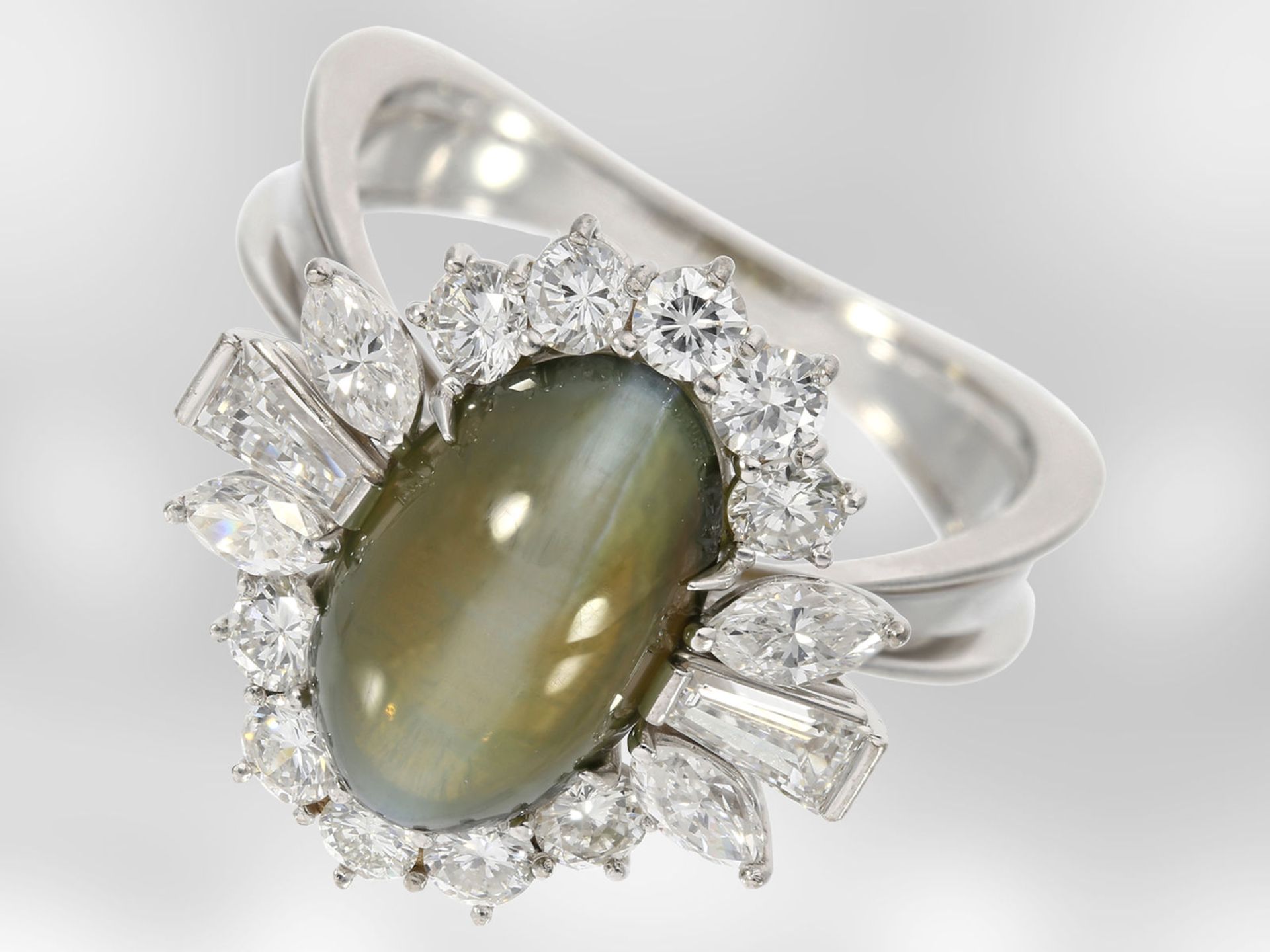 Ring: unikater und äußerst kostbarer Diamantring mit Chrysoberyll-Katzenauge, insgesamt ca. 7,