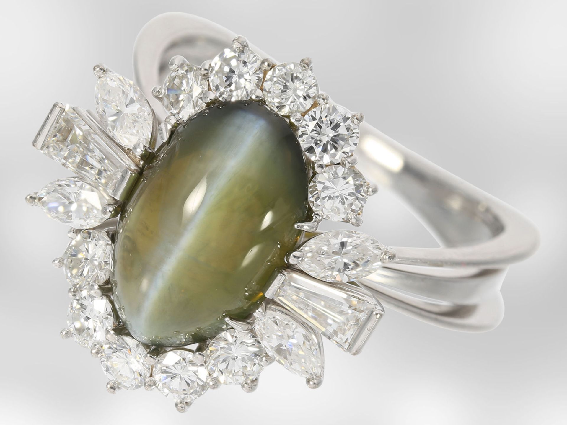 Ring: unikater und äußerst kostbarer Diamantring mit Chrysoberyll-Katzenauge, insgesamt ca. 7, - Bild 2 aus 4