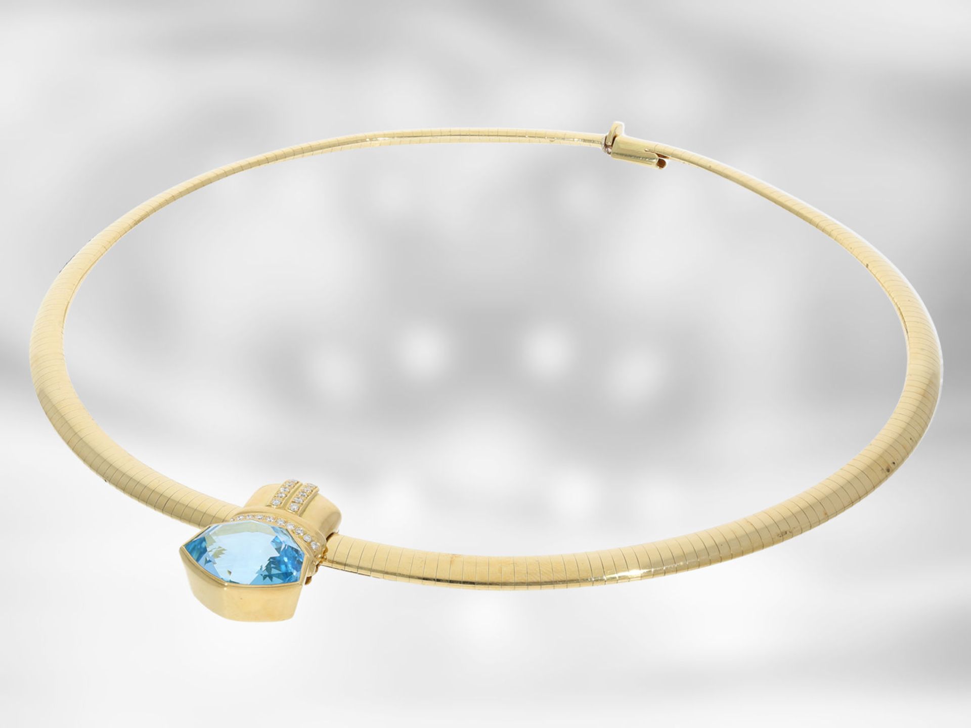 Kette/Collier: neuwertiges modernes Omega-Collier mit abnehmbarem Topas-/Brillantanhänger, 18K - Bild 6 aus 7