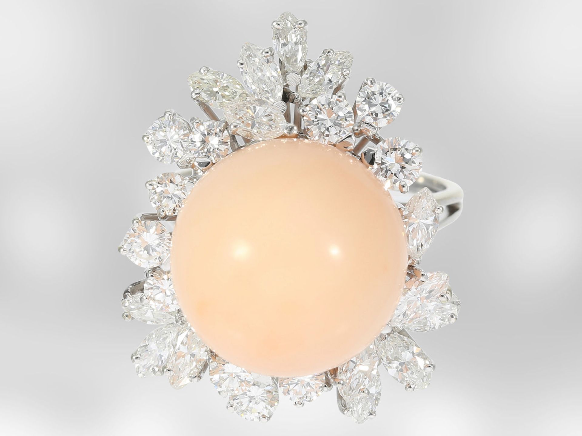 Ring: handgearbeiteter Korallenring mit feinen Diamanten/Brillanten, 18K Weißgold, Hofjuwelier