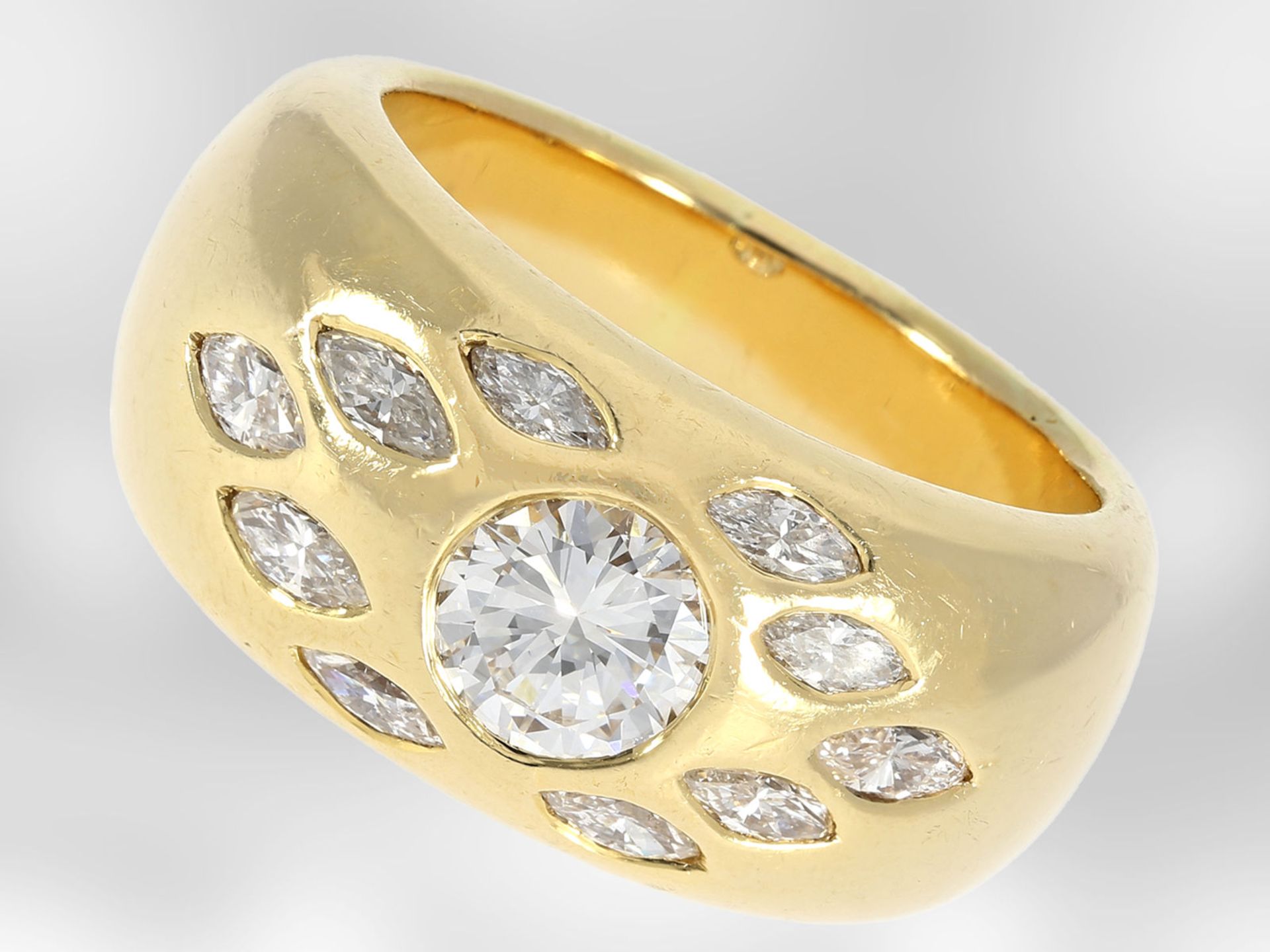 Ring: massiver und schwerer Goldschmiede-Bandring mit Brillant von ca. 1,19ct und Diamant-