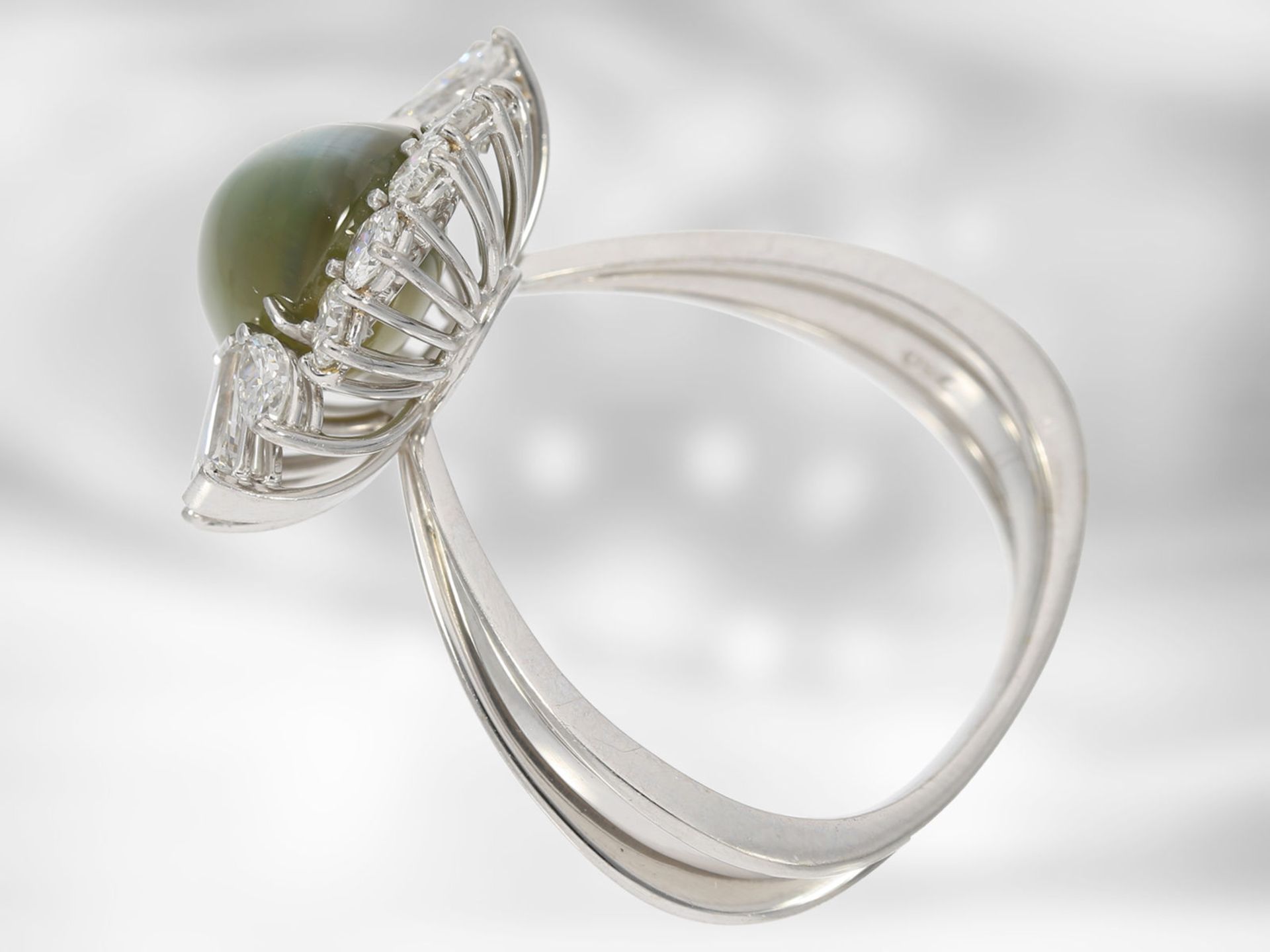 Ring: unikater und äußerst kostbarer Diamantring mit Chrysoberyll-Katzenauge, insgesamt ca. 7, - Bild 3 aus 4