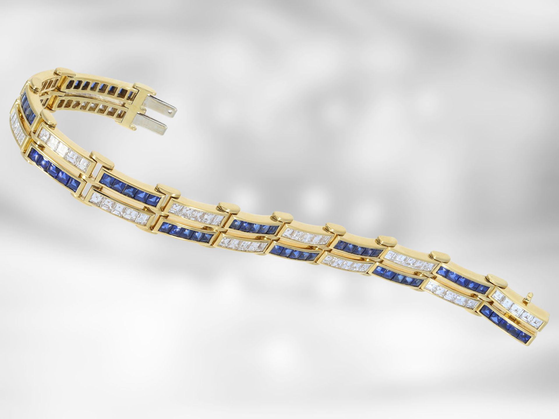 Armband: ausgefallenes und reichhaltig besetztes Saphir/Diamant-Goldschmiedearmband aus 18K Gold, - Bild 2 aus 5