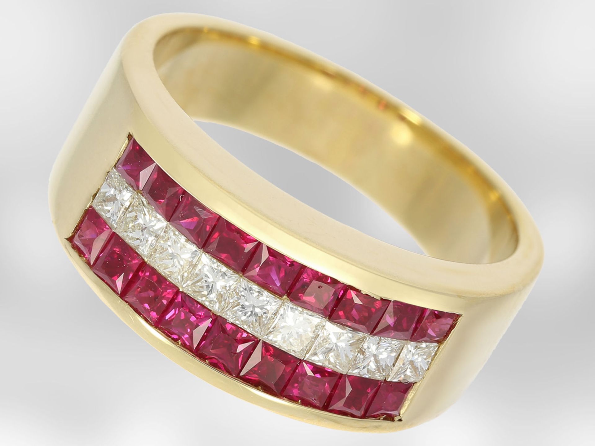 Ring: attraktiver gelbgoldener Rubin-/Diamantring, insgesamt ca. 1,24ct, 18K Gold, Hofjuwelier
