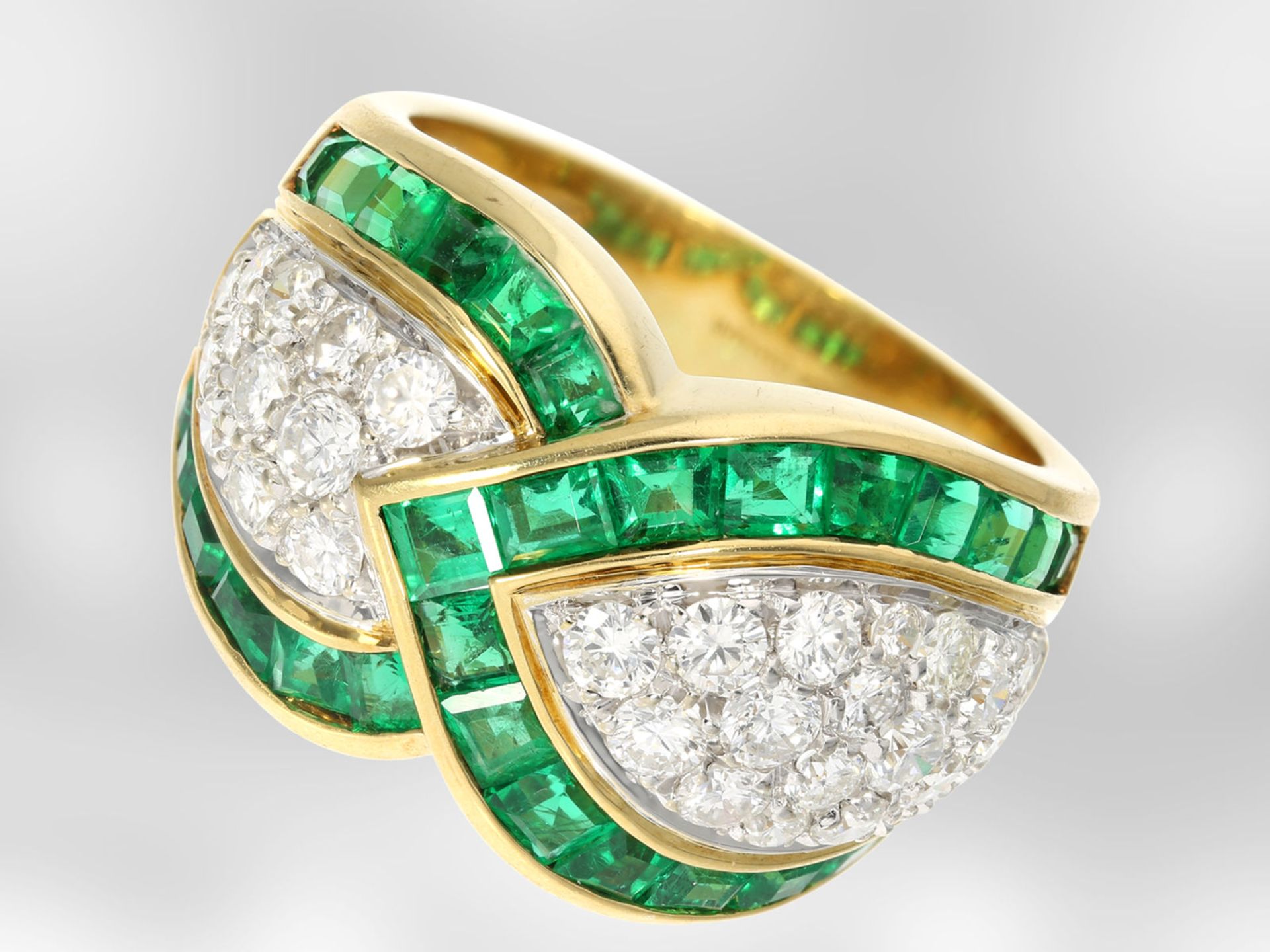 Ring: dekorativer, wertvoller italienischer Designerring mit Smaragden und Brillanten, insges. 3,