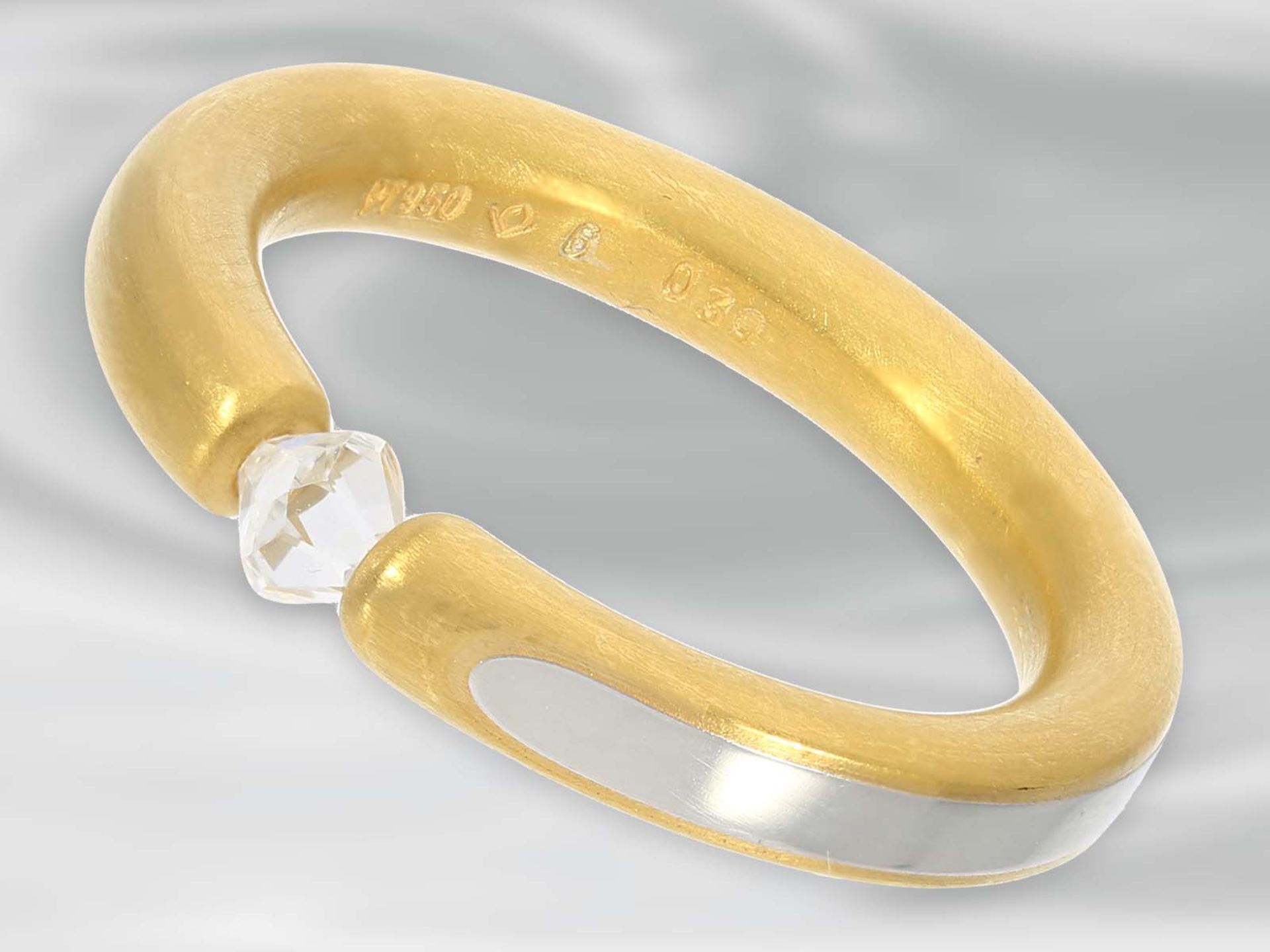 Ring: moderner, massiver Spannring mit einem speziellen Diamanten, ca. 0,39ct, 950er Platin und 21,