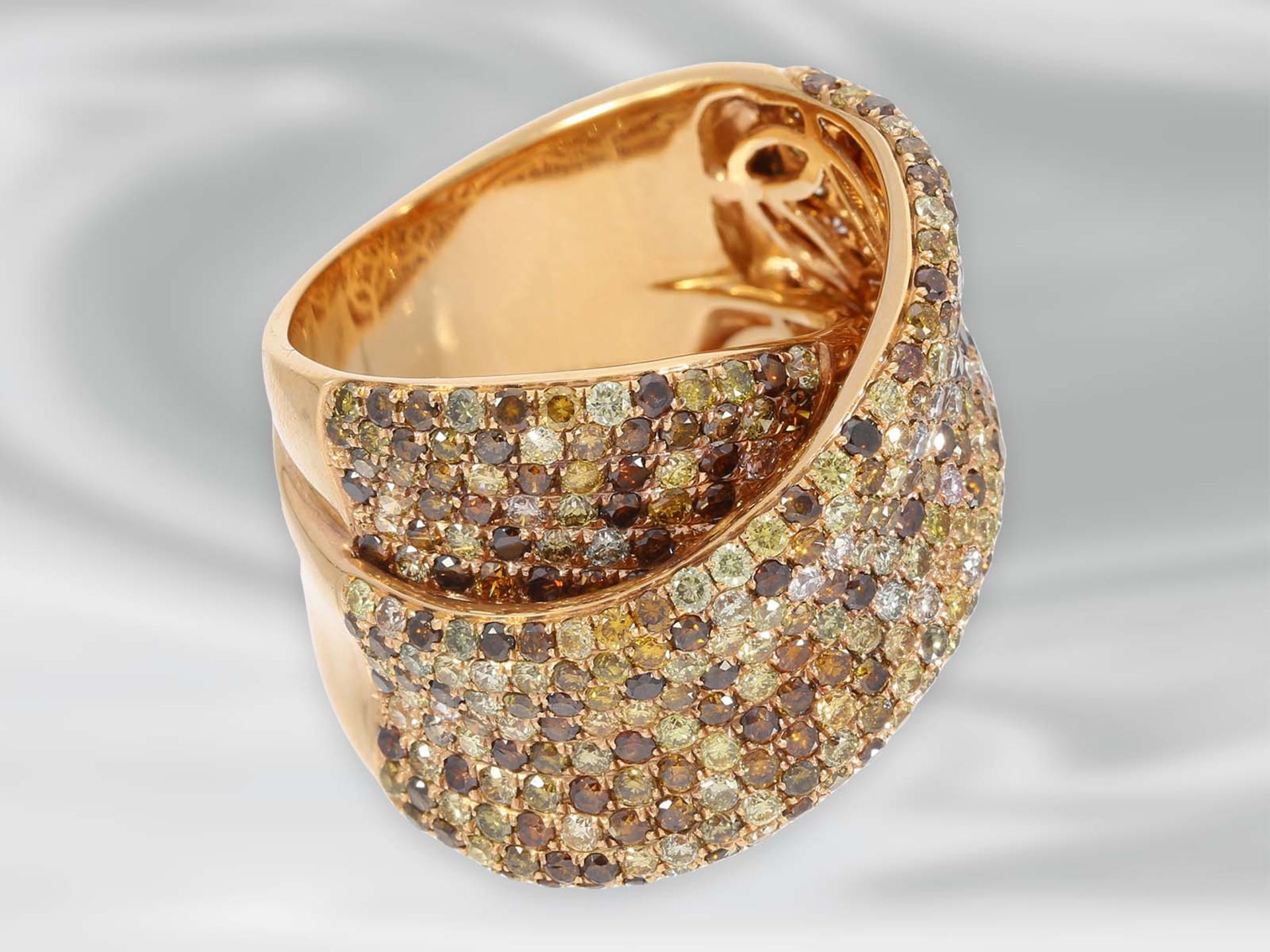 Ring: geschmackvoller und dekorativ gestalteter, moderner italienischer Designer-Goldschmiedering - Bild 3 aus 6