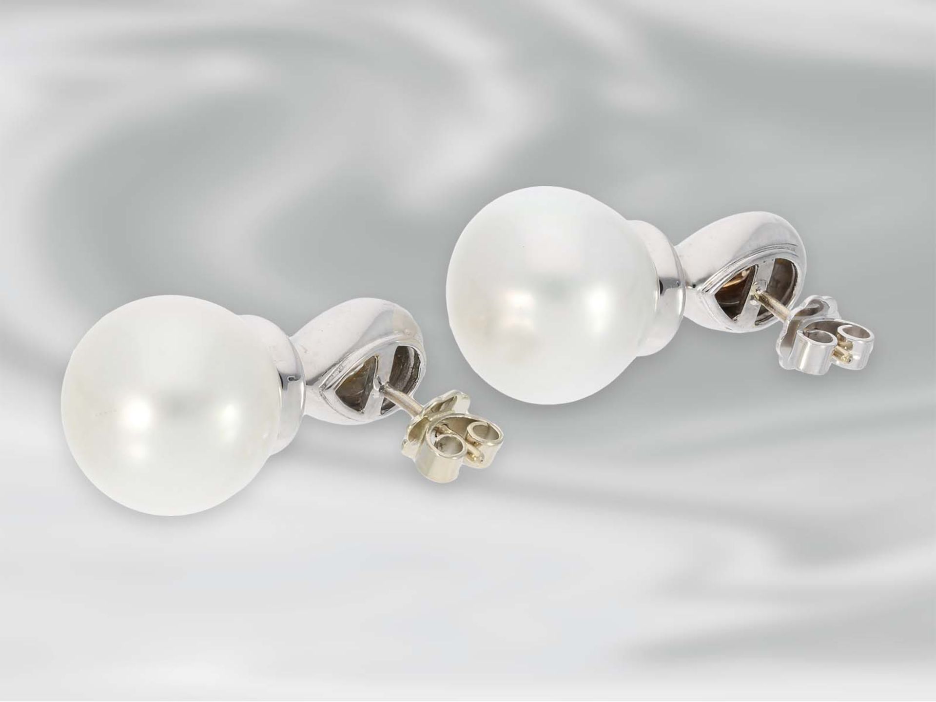 Ohrschmuck: sehr schöne, wertvolle Südseezuchtperlen-Ohrstecker mit fancy Diamanten im - Bild 2 aus 3