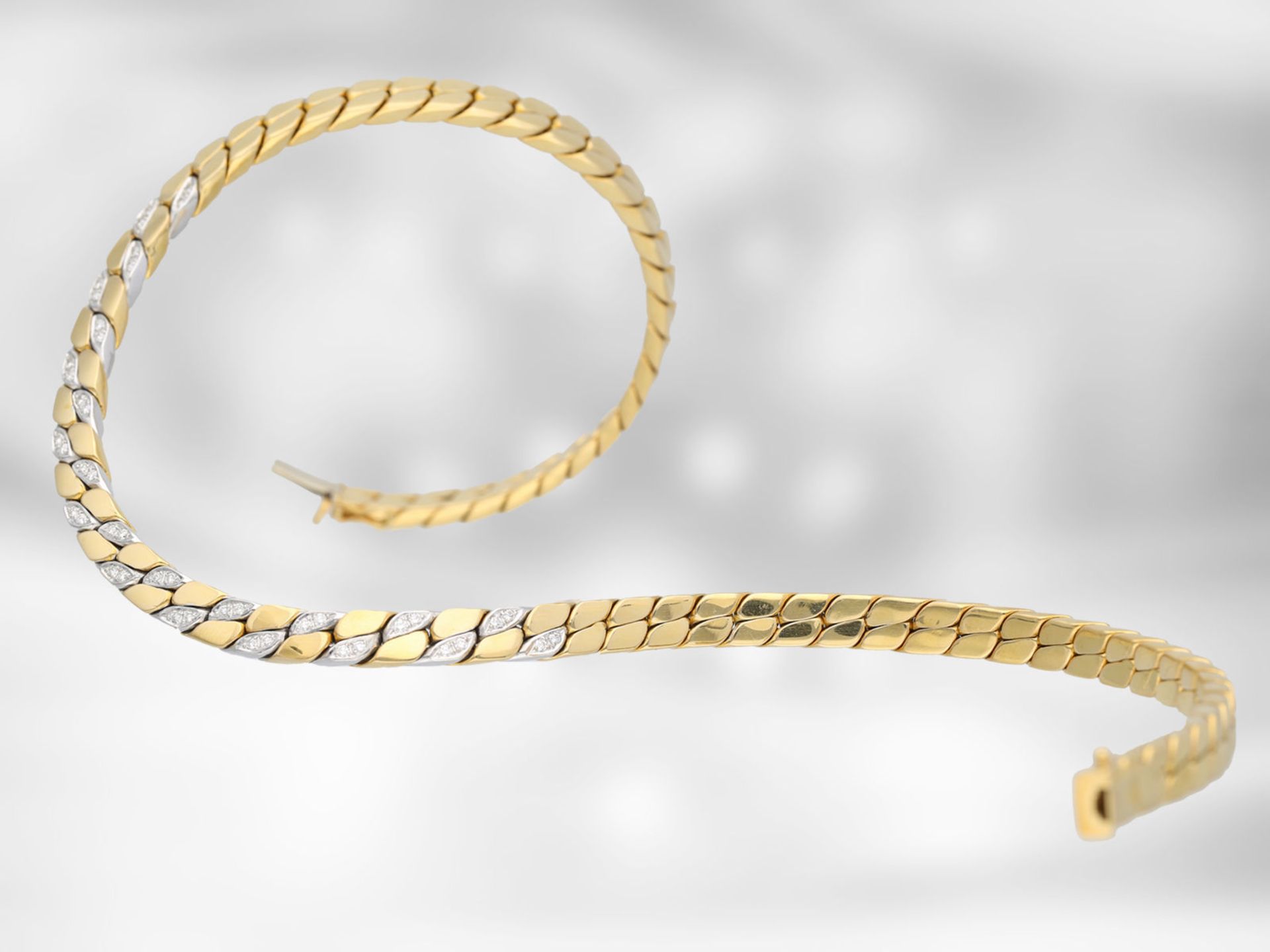 Kette/Collier: massives Flachpanzercollier mit Brillanten, 18K Gold, Goldschmiedehandarbeit - Bild 4 aus 5