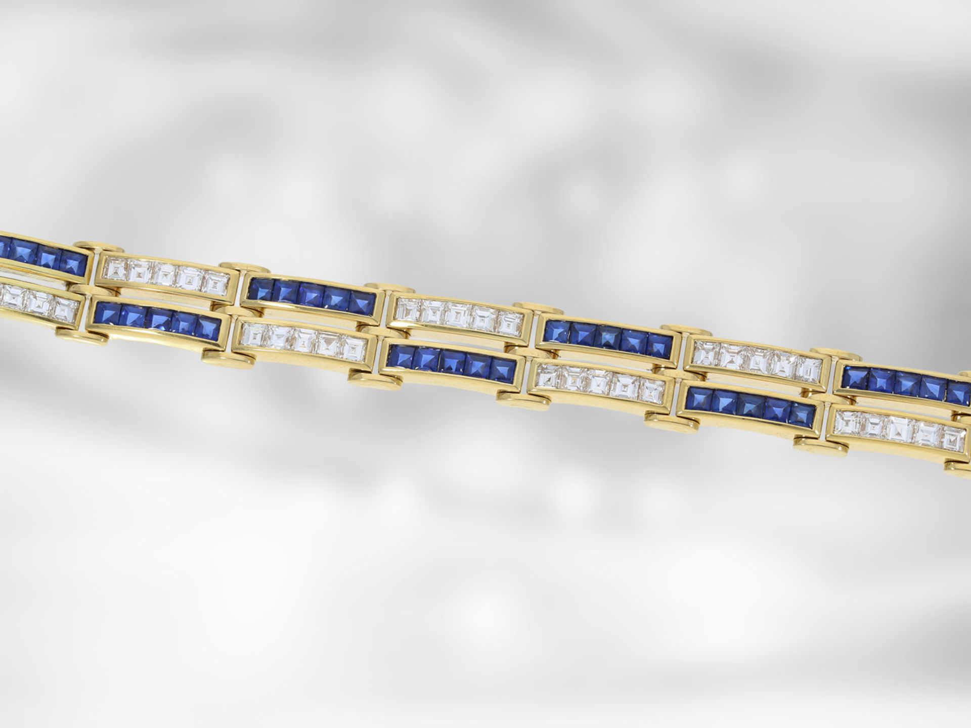 Armband: ausgefallenes und reichhaltig besetztes Saphir/Diamant-Goldschmiedearmband aus 18K Gold,