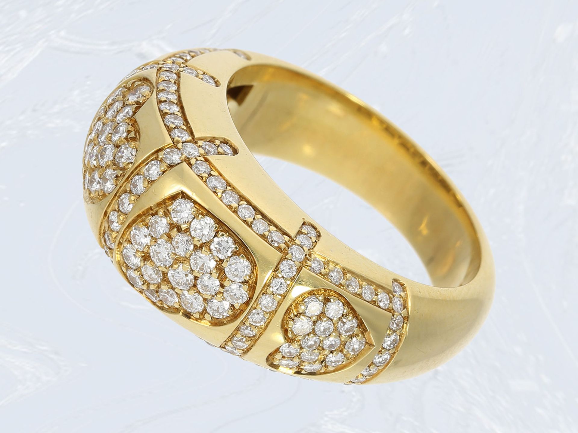 Ring: wertvoller Goldschmiedering mit reichhaltigem Brillantbesatz, ca. 1ct, hochwertige