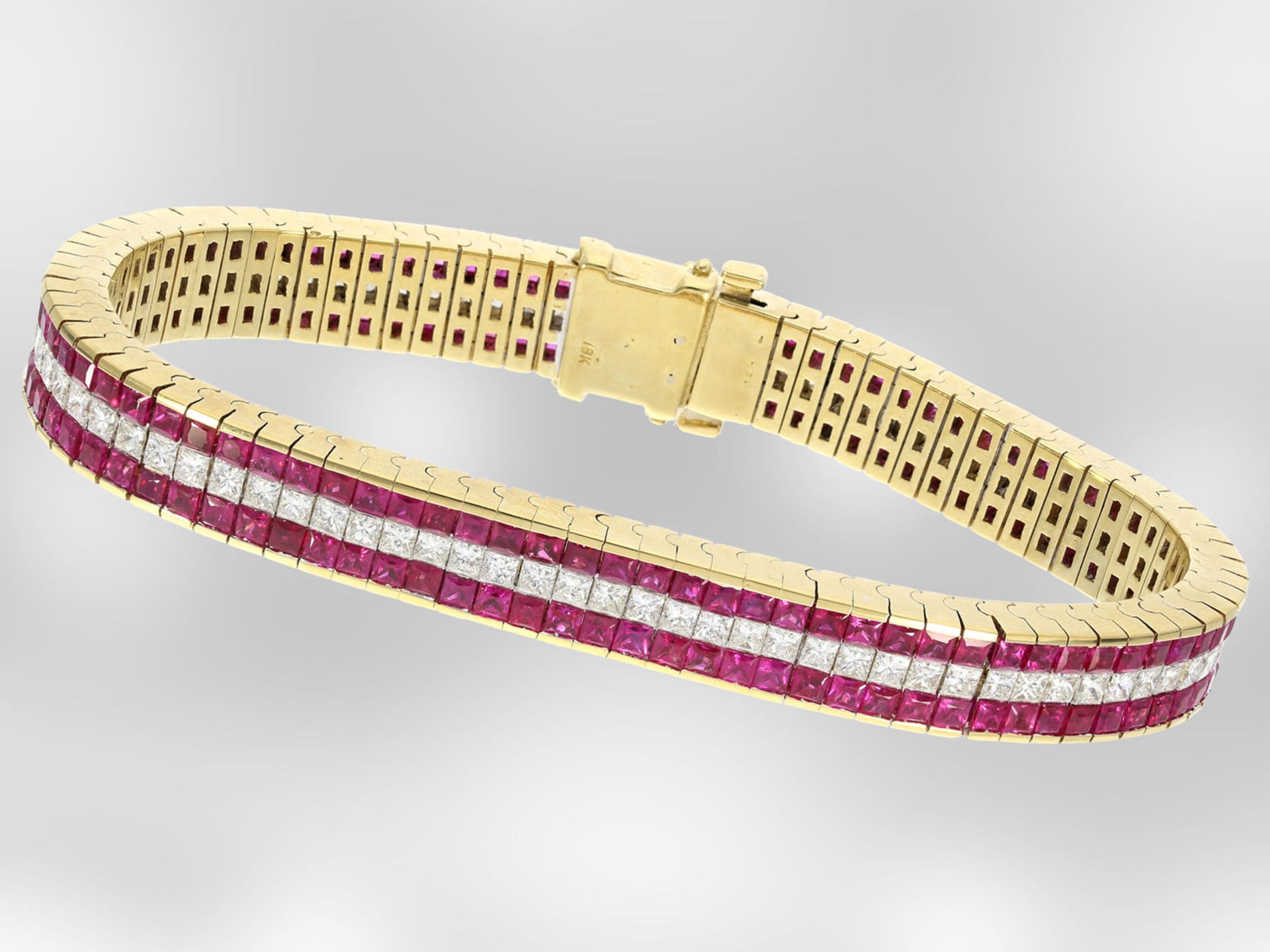 Armband: hochkarätiges Gelbgoldarmband vollständig mit feinen Rubinen und Diamanten besetzt,