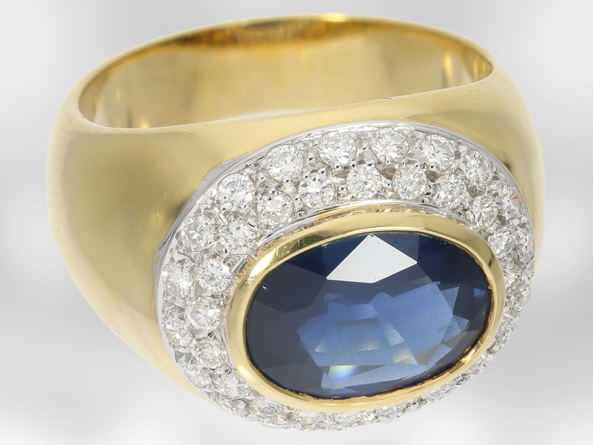 Ring: klassischer hochwertiger Saphirring mit Brillanten, insgesamt ca. 3,3ct, 18K Gold, Hofjuwelier - Bild 3 aus 4