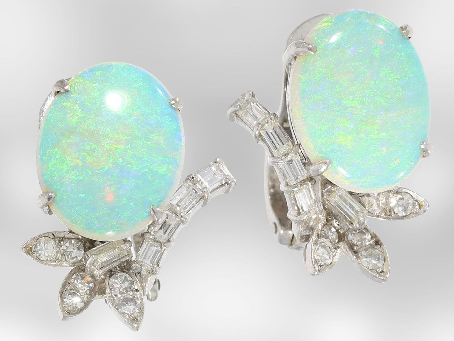 Ohrschmuck: dekorative, ehemals teure Weißgoldohrclips mit sehr schönen Opalen und Diamantbesatz, - Bild 3 aus 4