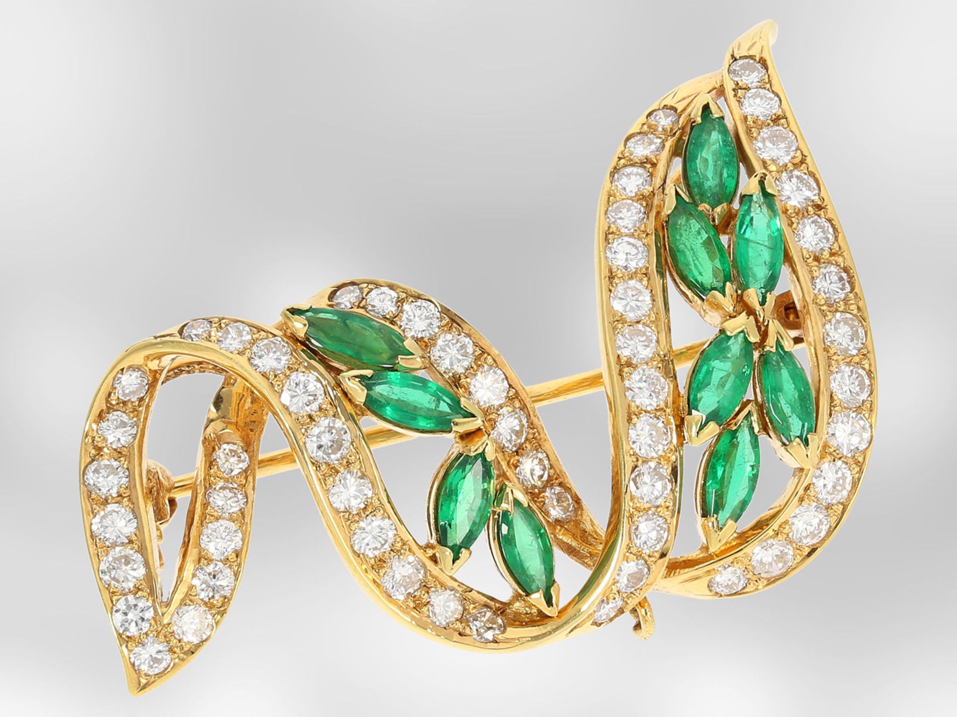 Brosche/Nadel: neuwertige Smaragd/Brillantbrosche in dekorativem Design, Handarbeit aus 18K Gold,
