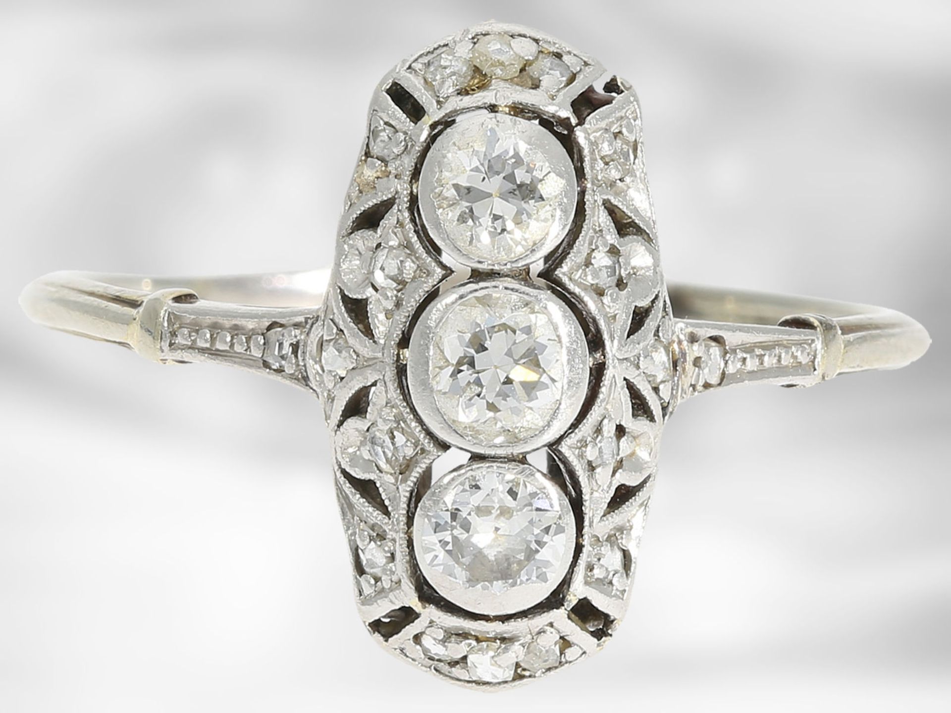 Armbanduhr/Ring: sehr schönes Art déco Schmuckset, besetzt mit Diamanten, Armbanduhr und Ring, ca. - Bild 2 aus 4