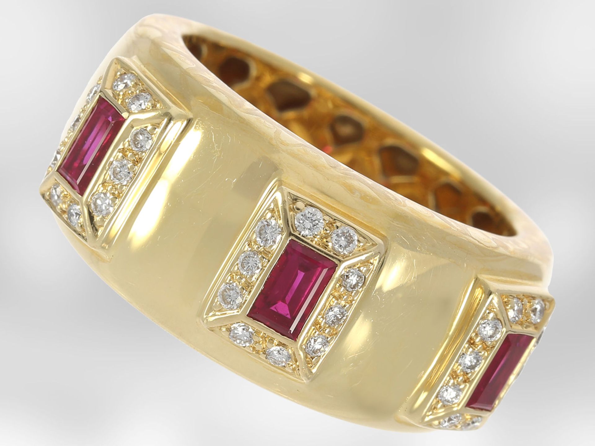 Ring: unikater Gelbgoldring mit Rubinen und Brillanten, insgesamt ca. 0,78ct, 18K Gold, - Bild 3 aus 5