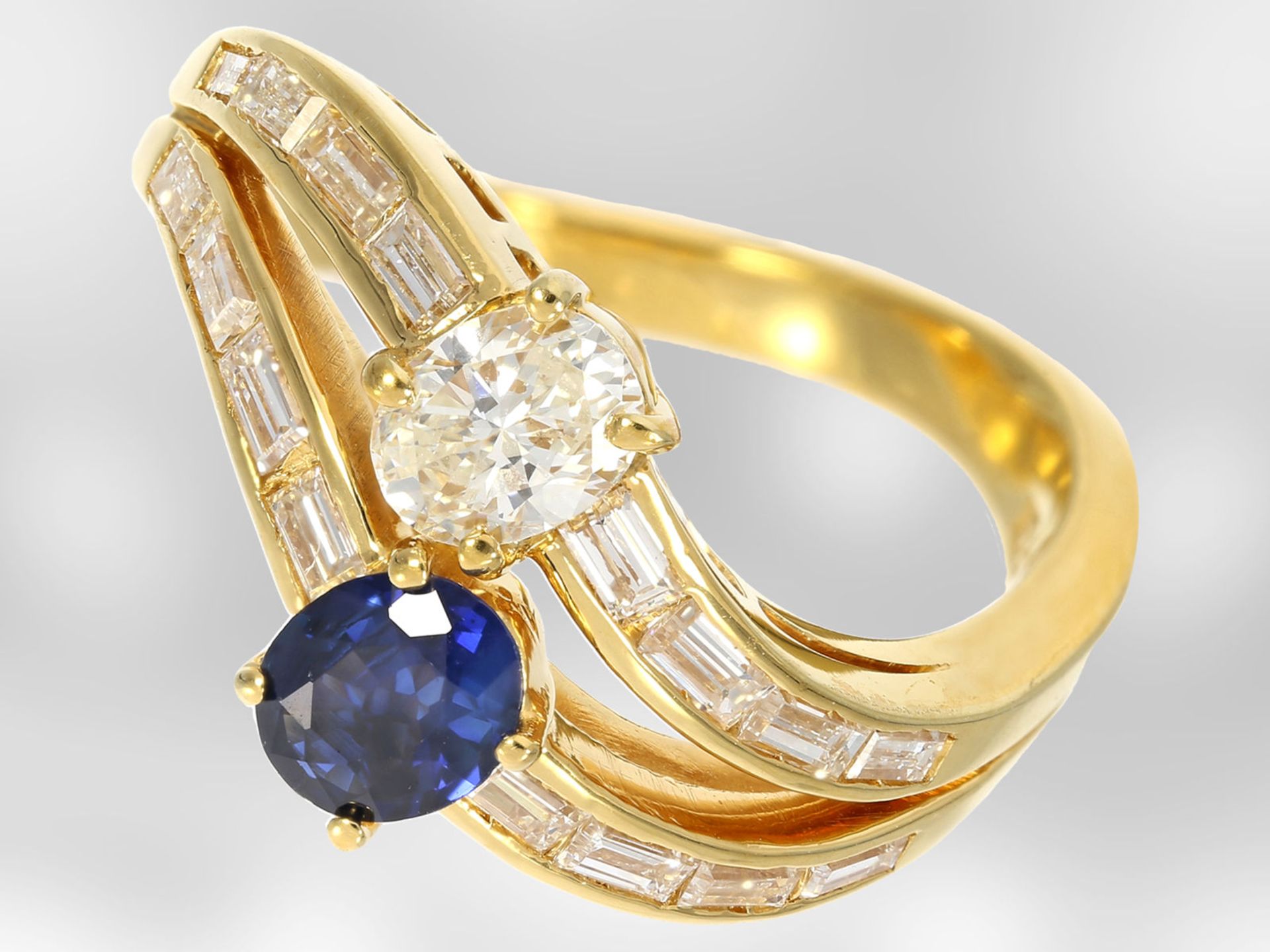 Ring: dekorativer und sehr hochwertiger Gelbgoldring mit Saphir und Diamanten, 18K Gold,