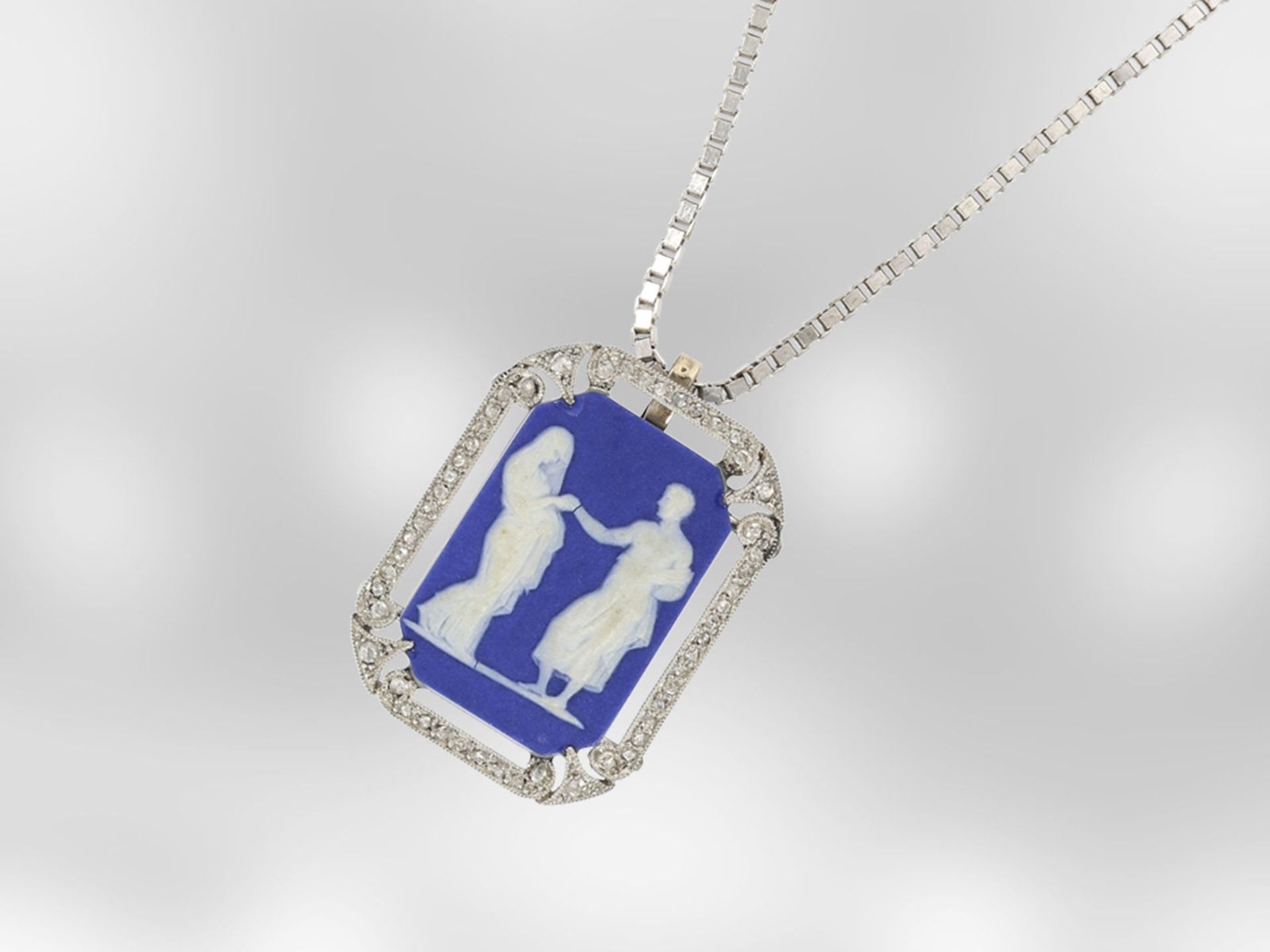 Kette/Collier: antiker Platin-Anhänger mit Keramik-Kamee und Diamantrosen, Wedgwood, England