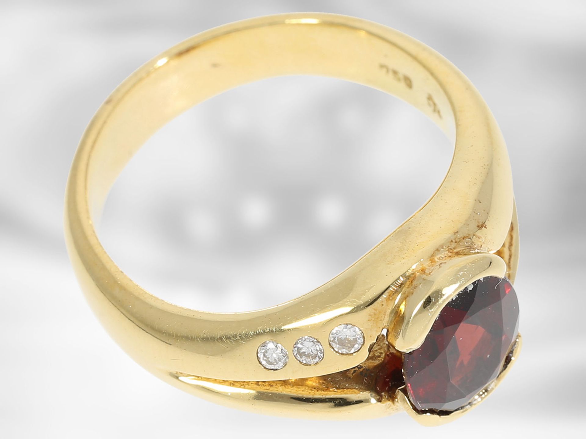 Ring: massiver und dekorativer 18K Rodolith/Brillant-Ring - Bild 2 aus 3