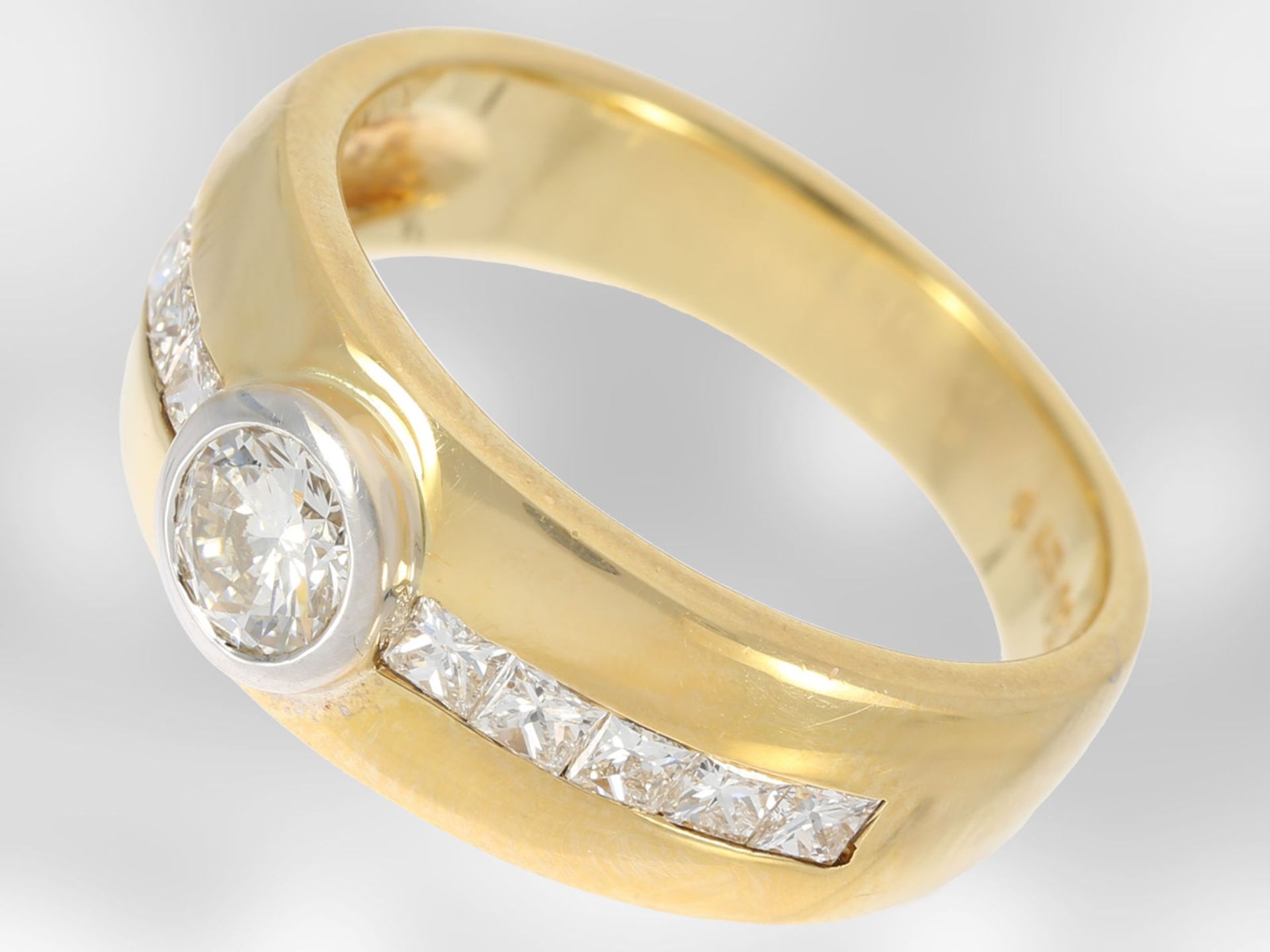 Ring: klassischer Brillant/Diamant-Bandring, 18K Gold, Goldschmiedearbeit Hofjuwelier RoesnerCa. - Bild 2 aus 3