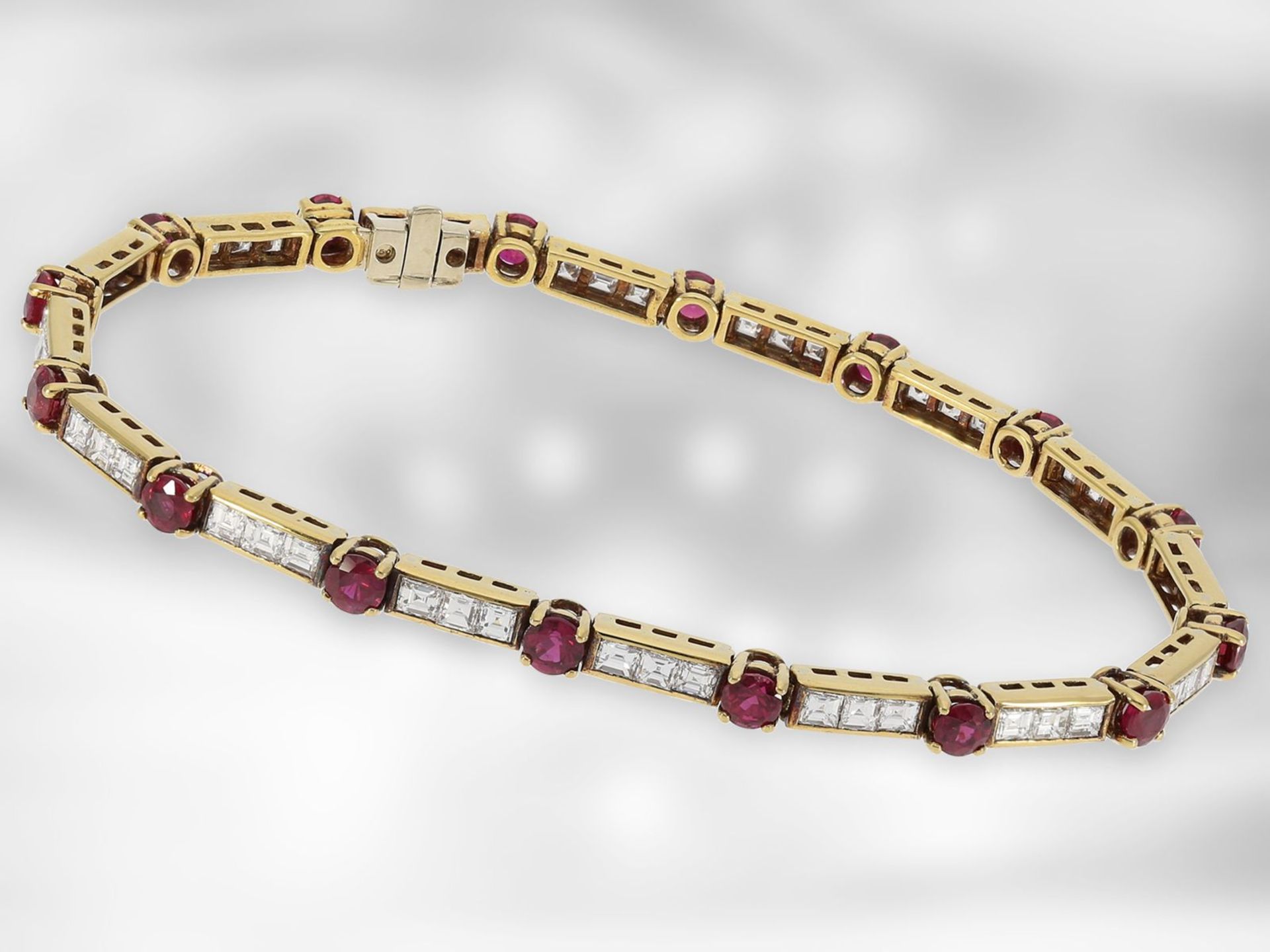 Armband: feines vintage Rubin/Diamantarmband aus 18K Gold, insgesamt ca. 7,4ct,