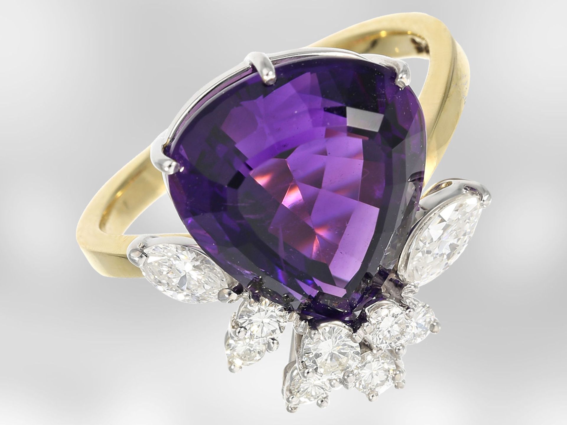 Ring: ausgefallener, neuwertiger Damenring mit feinem Diamantbesatz und großem Amethyst, insgesamt