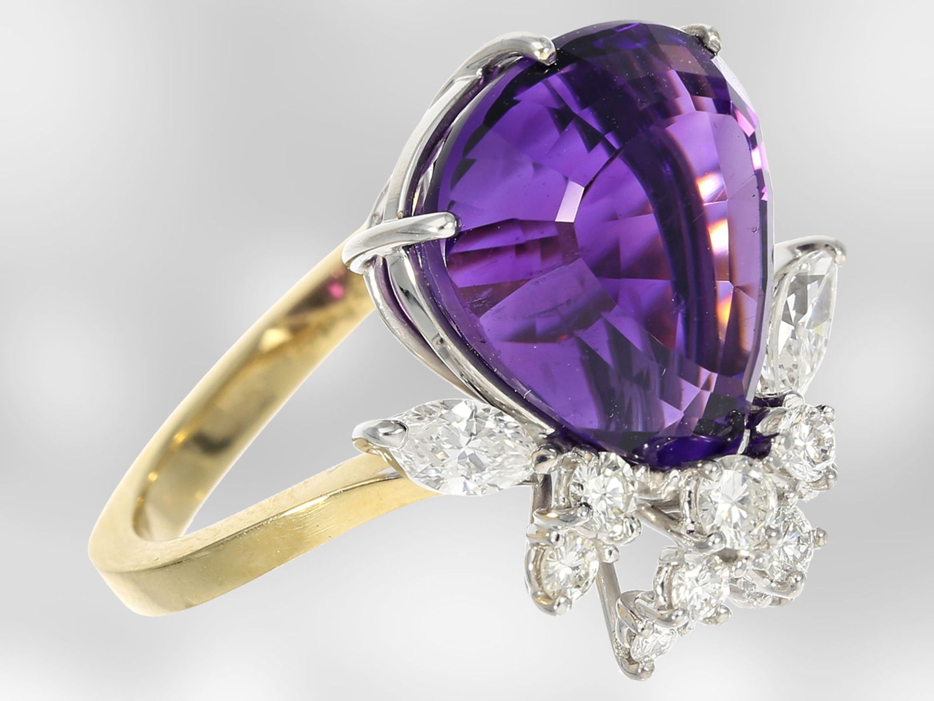 Ring: ausgefallener, neuwertiger Damenring mit feinem Diamantbesatz und großem Amethyst, insgesamt - Bild 3 aus 4