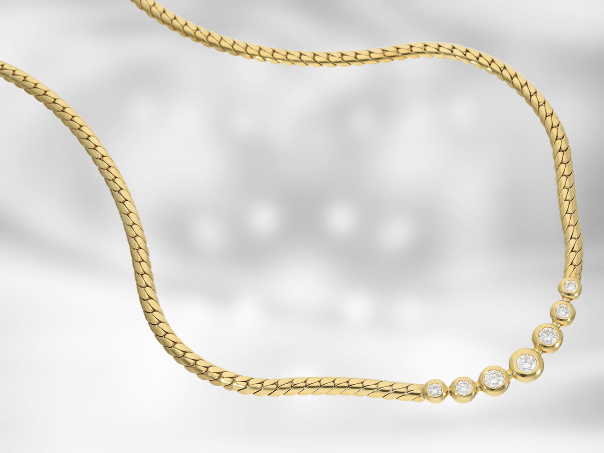 Kette/Collier: klassisches neuwertiges Mittelteilcollier mit Brillanten, ca. 1,19ct, 18K Gelbgold, - Bild 3 aus 4